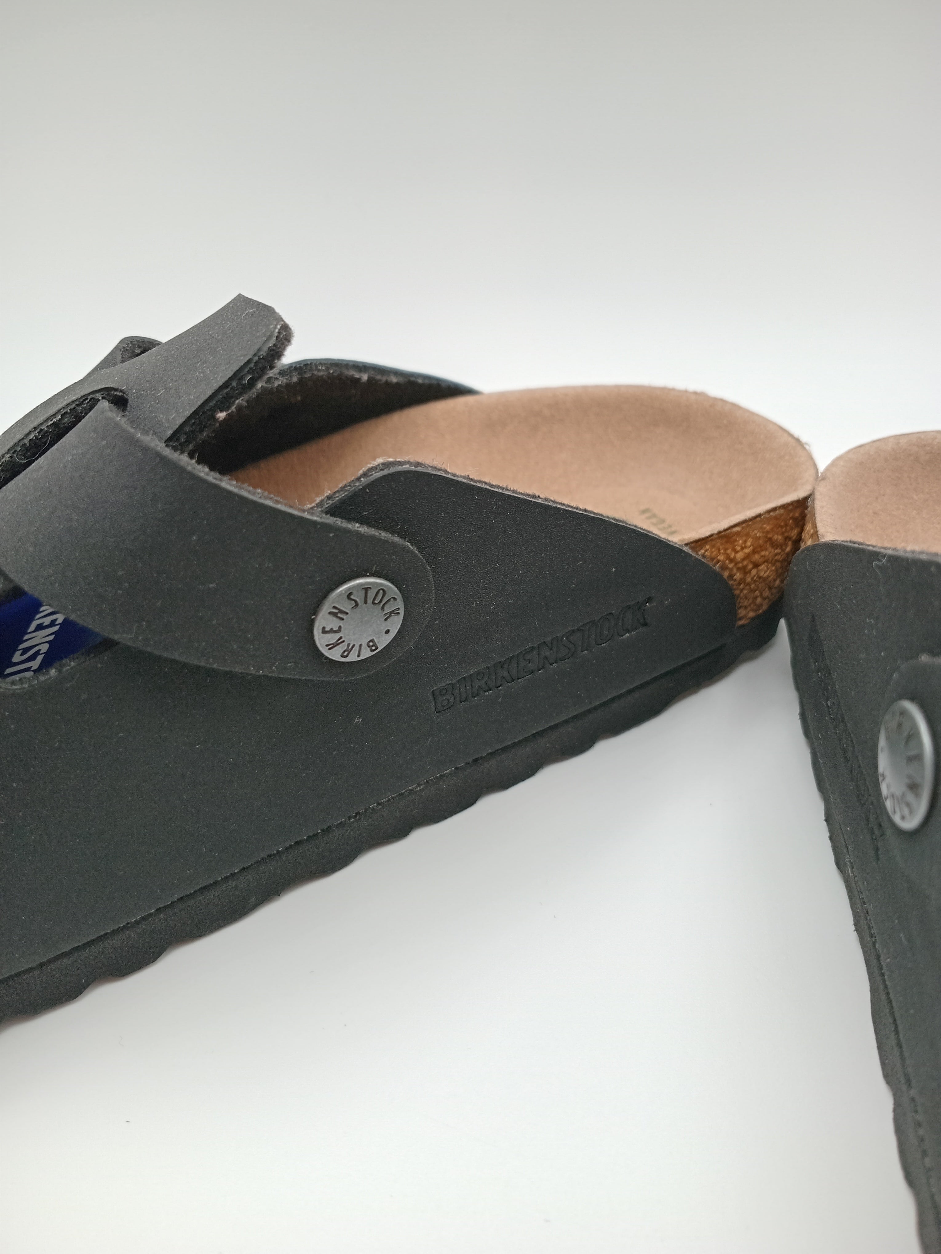 Sapatos Birkenstock Vegan Boston Black casuais de camurça com fivela ajustável, socos confortáveis com sola de cortiça ergonómica, calçado unissexo estilo clássico para uso diário