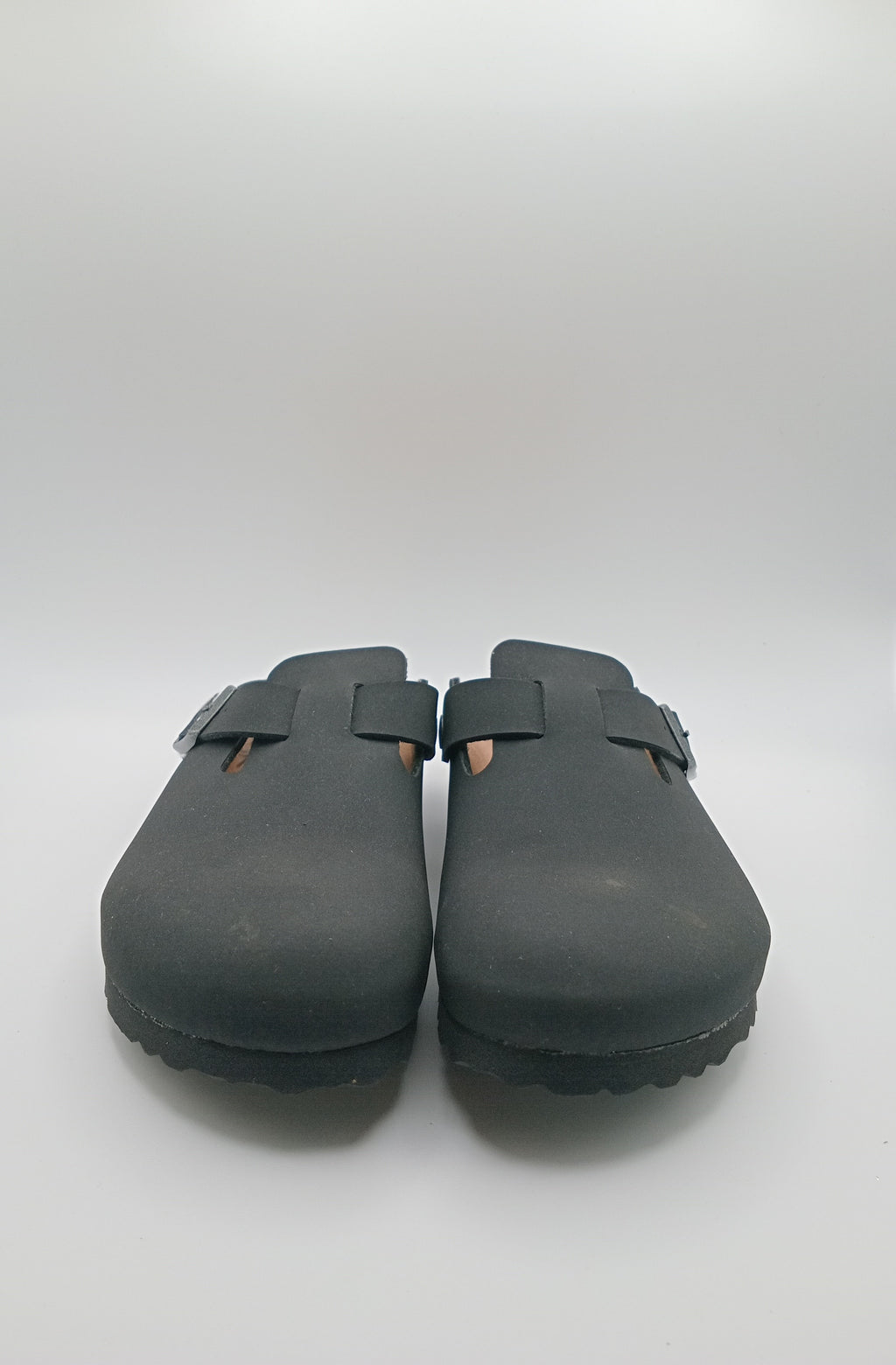 Sapatos Birkenstock Vegan Boston Black casuais de camurça com fivela ajustável, socos confortáveis com sola de cortiça ergonómica, calçado unissexo estilo clássico para uso diário
