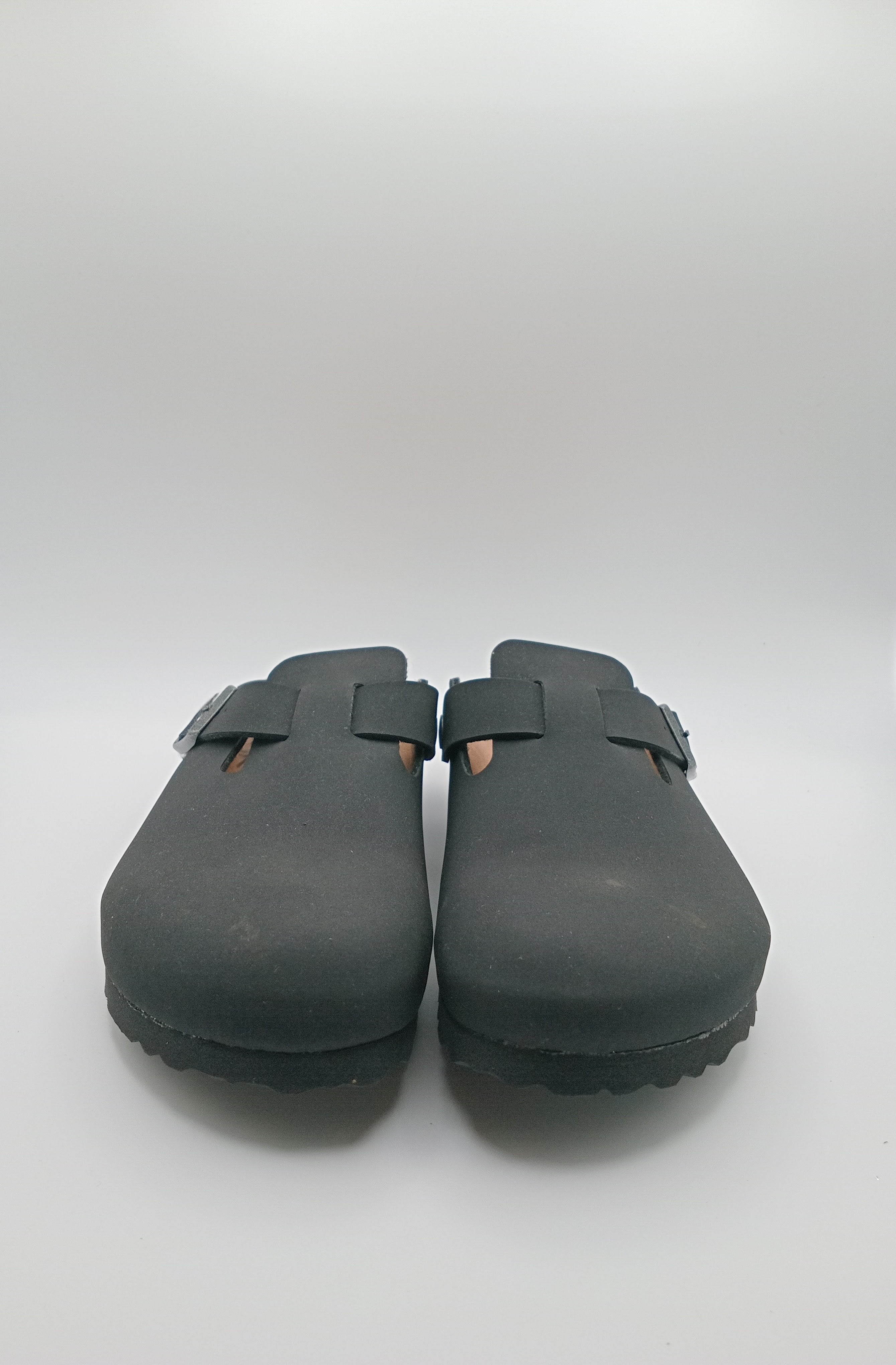Sapatos Birkenstock Vegan Boston Black casuais de camurça com fivela ajustável, socos confortáveis com sola de cortiça ergonómica, calçado unissexo estilo clássico para uso diário