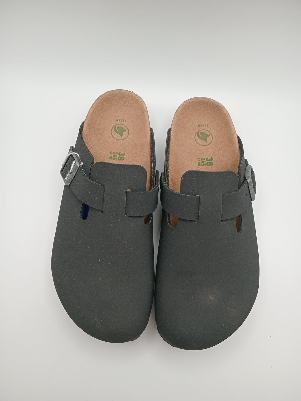 Sapatos Birkenstock Vegan Boston Black casuais de camurça com fivela ajustável, socos confortáveis com sola de cortiça ergonómica, calçado unissexo estilo clássico para uso diário