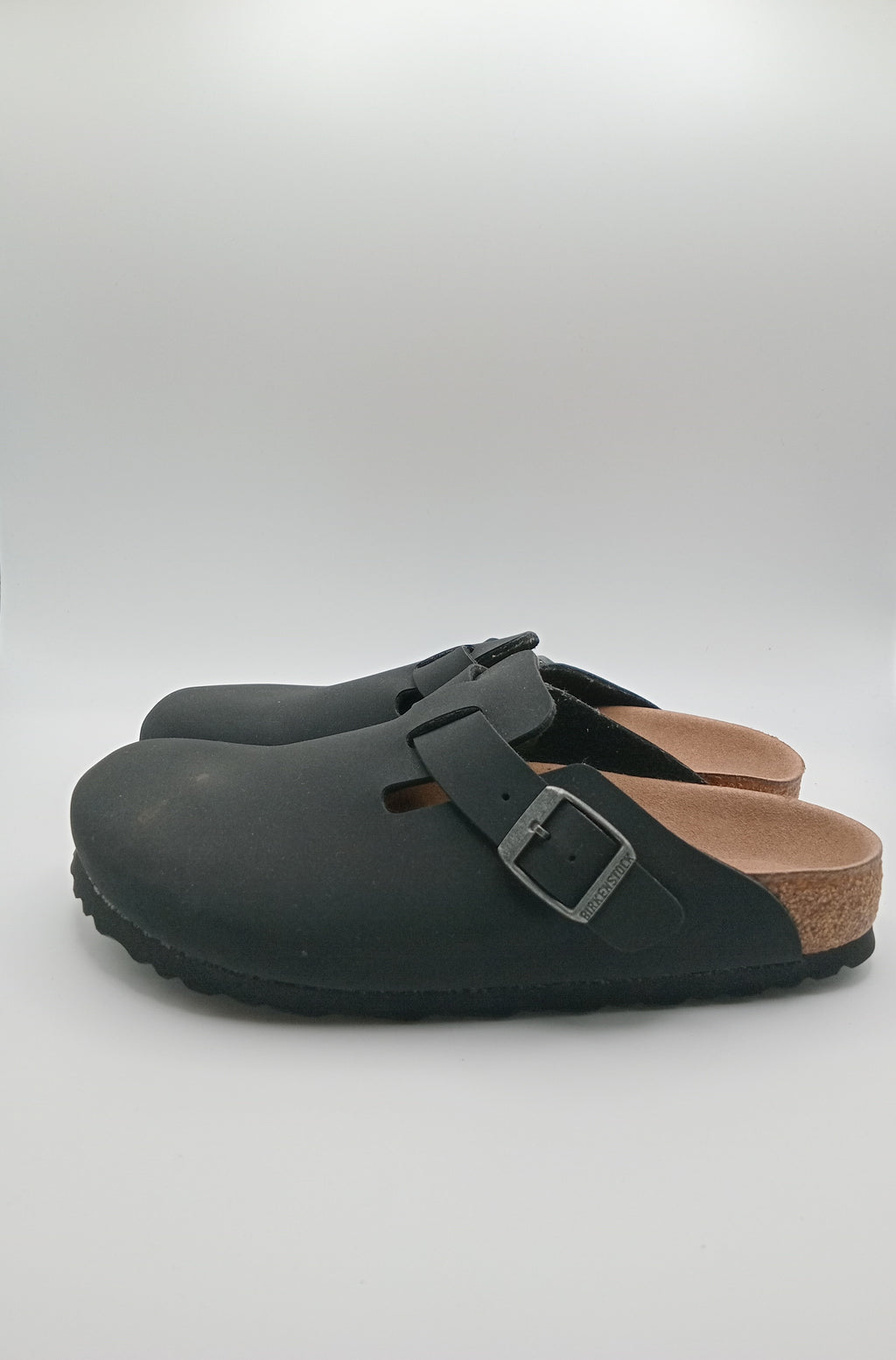 Sapatos Birkenstock Vegan Boston Black casuais de camurça com fivela ajustável, socos confortáveis com sola de cortiça ergonómica, calçado unissexo estilo clássico para uso diário