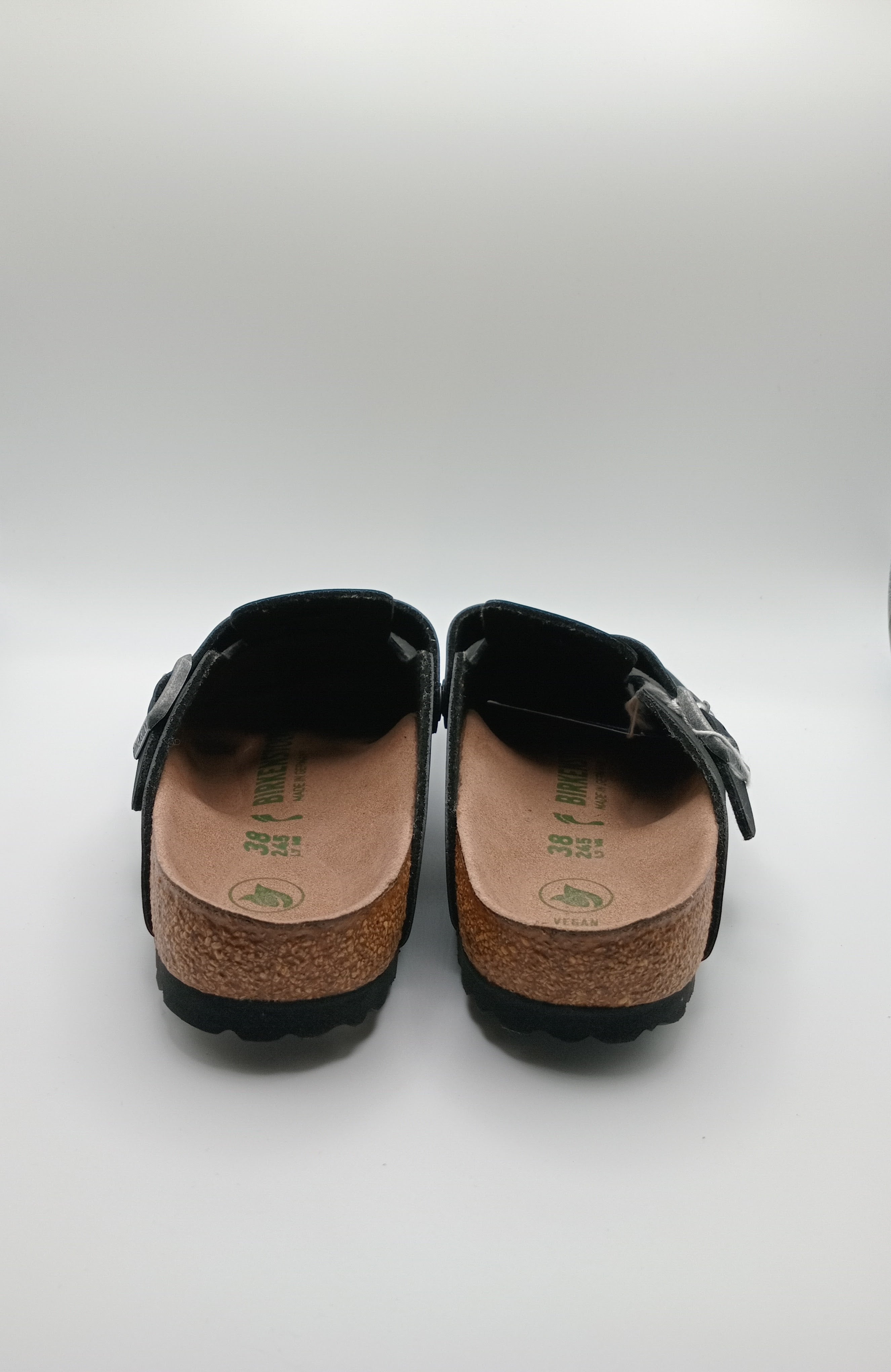 Sapatos Birkenstock Vegan Boston Black casuais de camurça com fivela ajustável, socos confortáveis com sola de cortiça ergonómica, calçado unissexo estilo clássico para uso diário