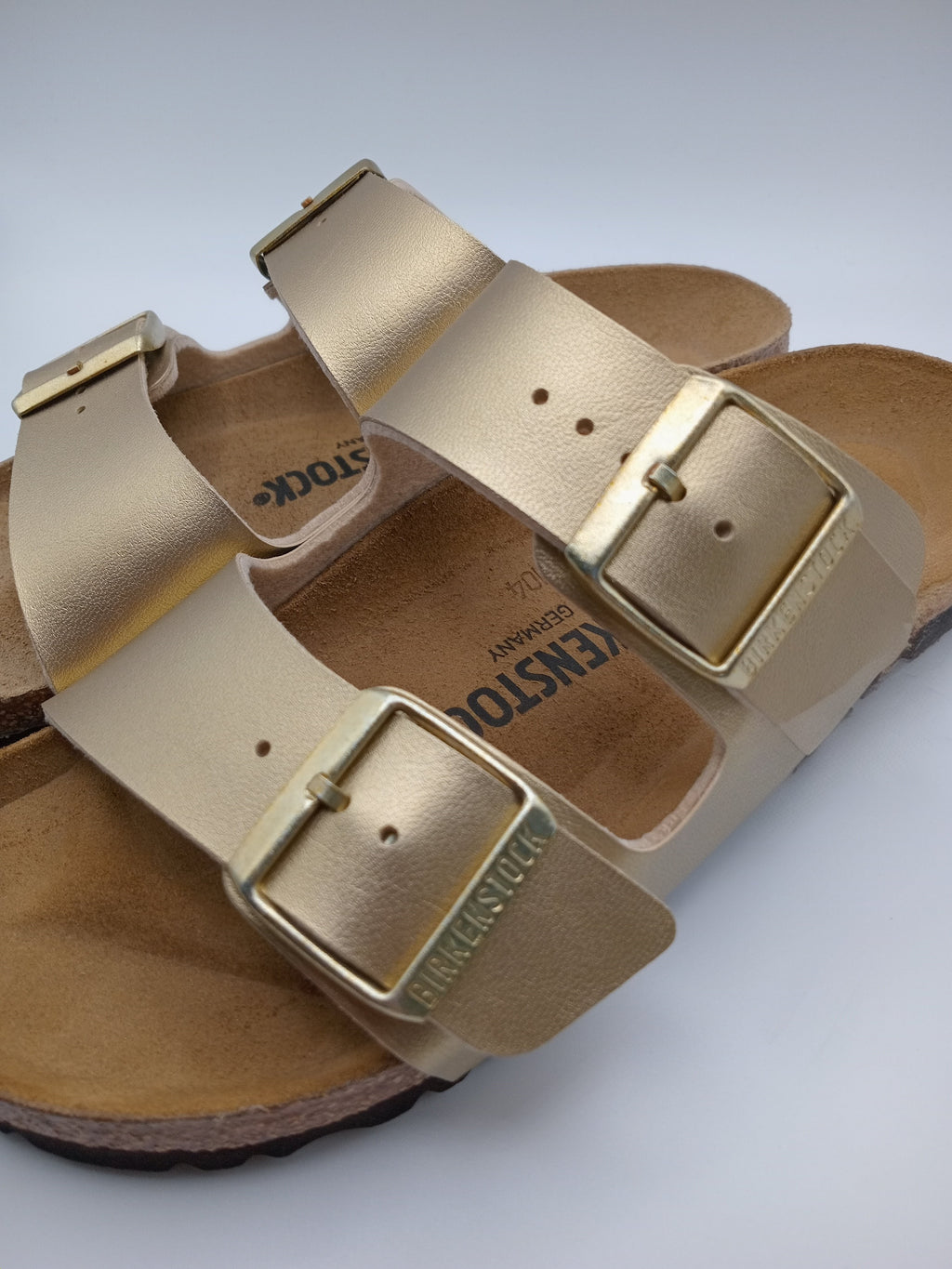 SANDÁLIA ARIZONA BS BIRKENSTOCK GOLD FIVELA DOURADA COURO DOURADO ACETINADO