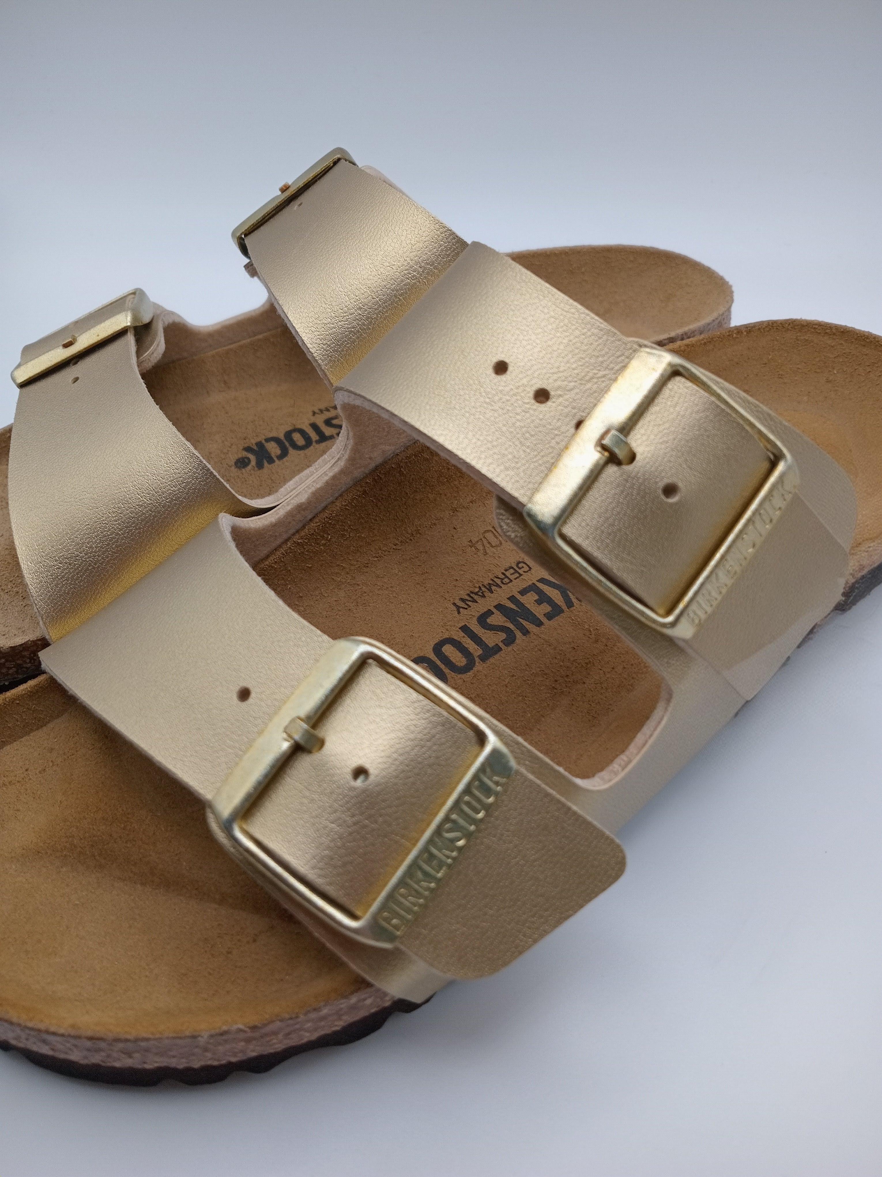 SANDÁLIA ARIZONA BS BIRKENSTOCK GOLD FIVELA DOURADA COURO DOURADO ACETINADO