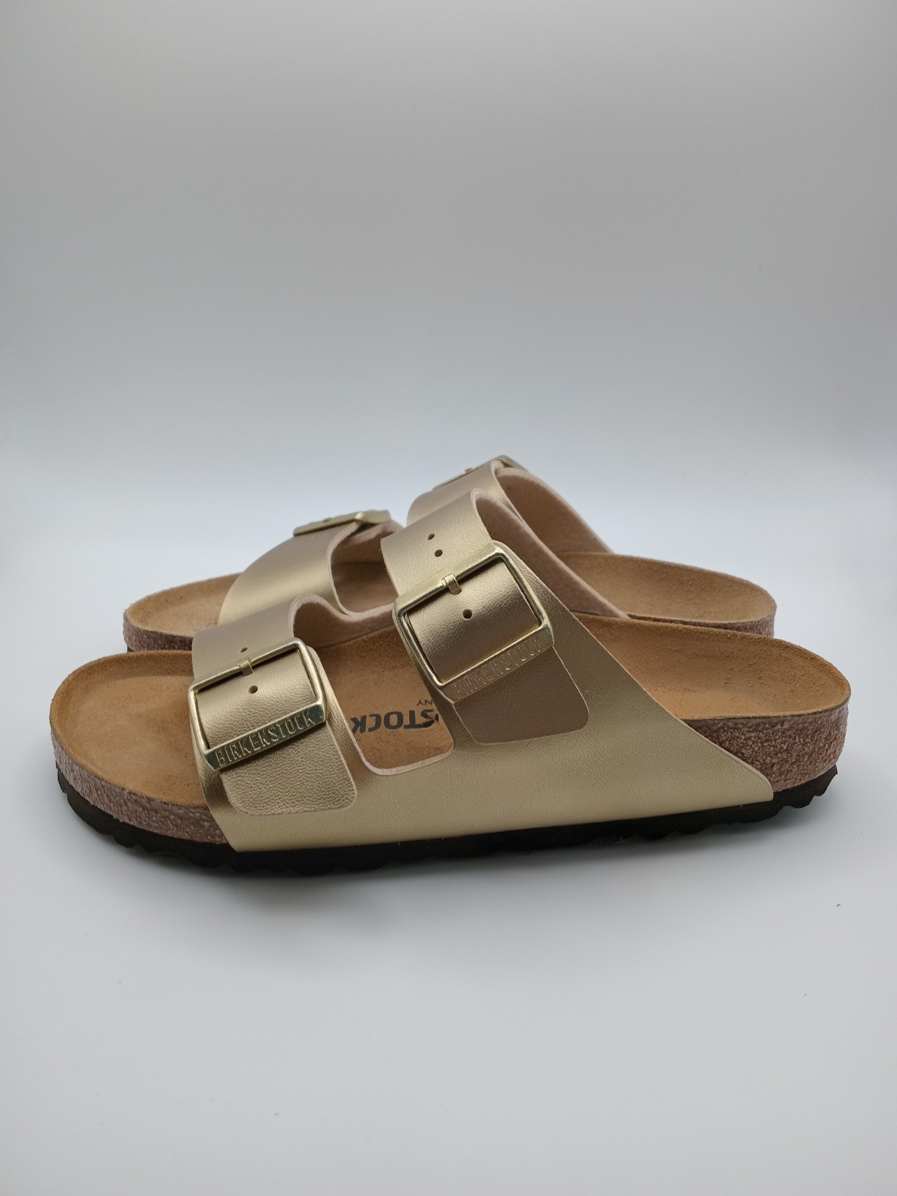 SANDÁLIA ARIZONA BS BIRKENSTOCK GOLD FIVELA DOURADA COURO DOURADO ACETINADO