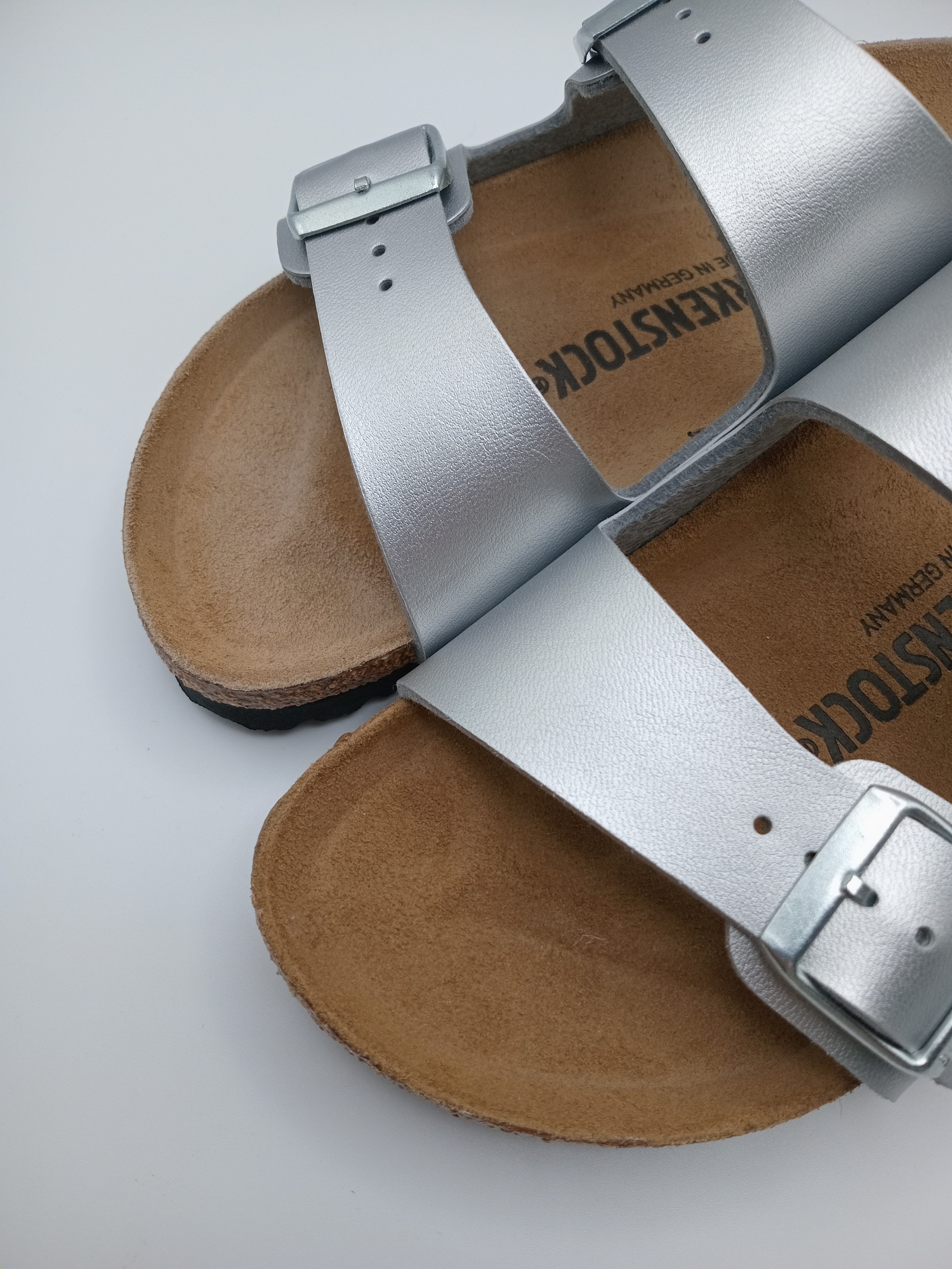 SANDÁLIA ARIZONA BS BIRKENSTOCK SILVER FIVELA PRATA COURO PRATA ACETINADO