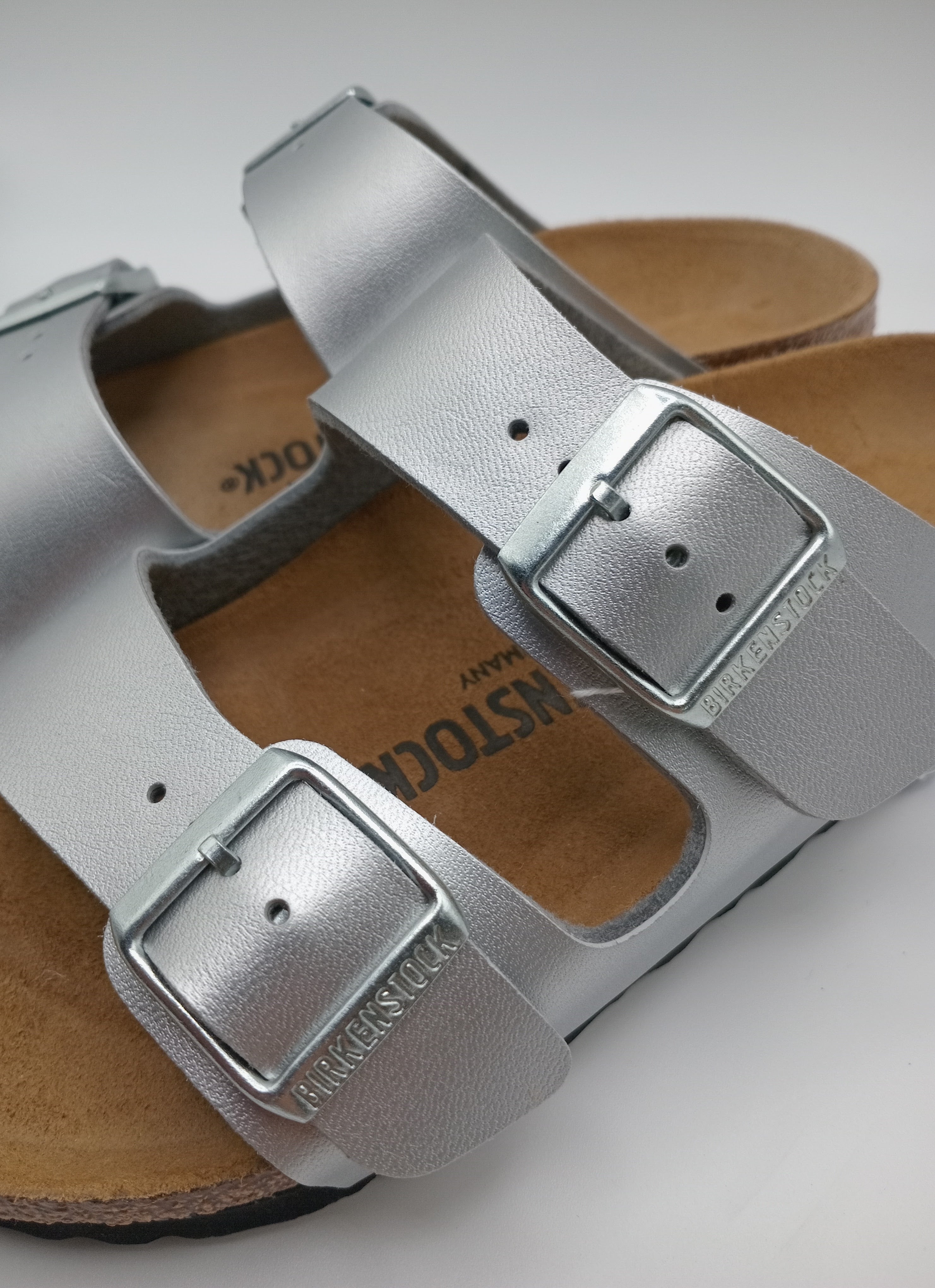 SANDÁLIA ARIZONA BS BIRKENSTOCK SILVER FIVELA PRATA COURO PRATA ACETINADO