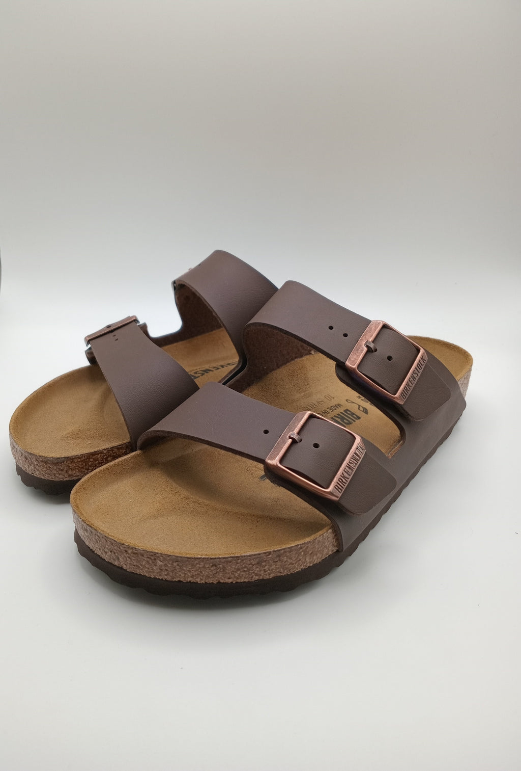 Sandálias Birkenstock Arizona BS Dark Brown Castanho escuro de cortiça unissexo com fivela dupla ajustável, chinelos de verão casuais antiderrapantes para homem e mulher