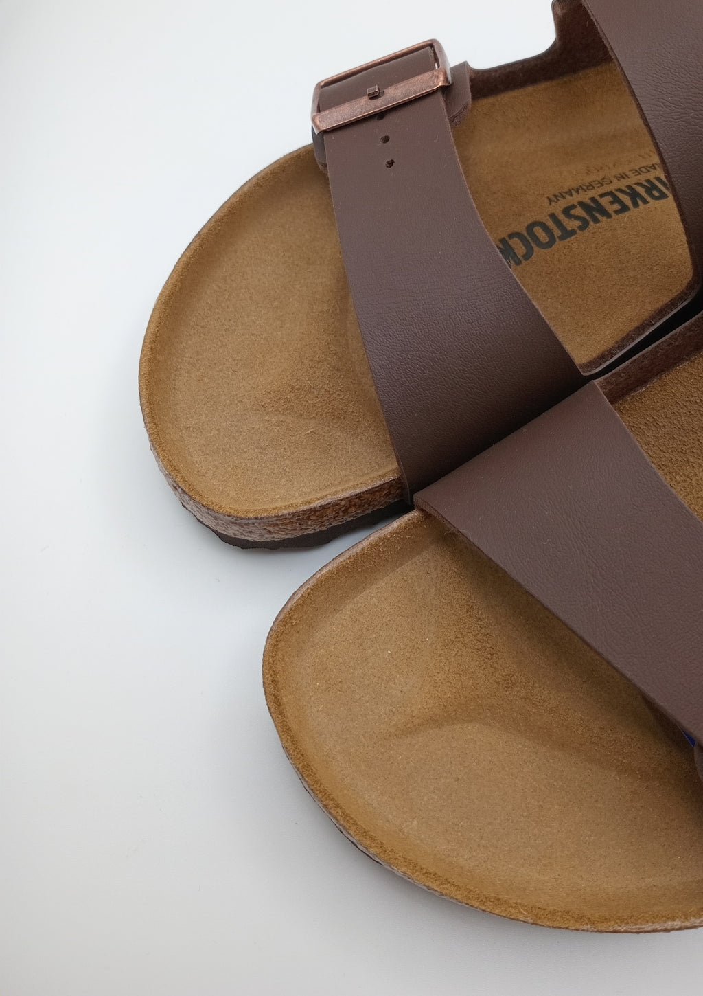 Sandálias Birkenstock Arizona BS Dark Brown Castanho escuro de cortiça unissexo com fivela dupla ajustável, chinelos de verão casuais antiderrapantes para homem e mulher