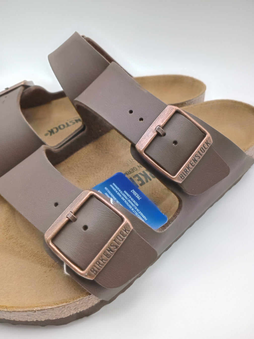 Sandálias Birkenstock Arizona BS Dark Brown Castanho escuro de cortiça unissexo com fivela dupla ajustável, chinelos de verão casuais antiderrapantes para homem e mulher