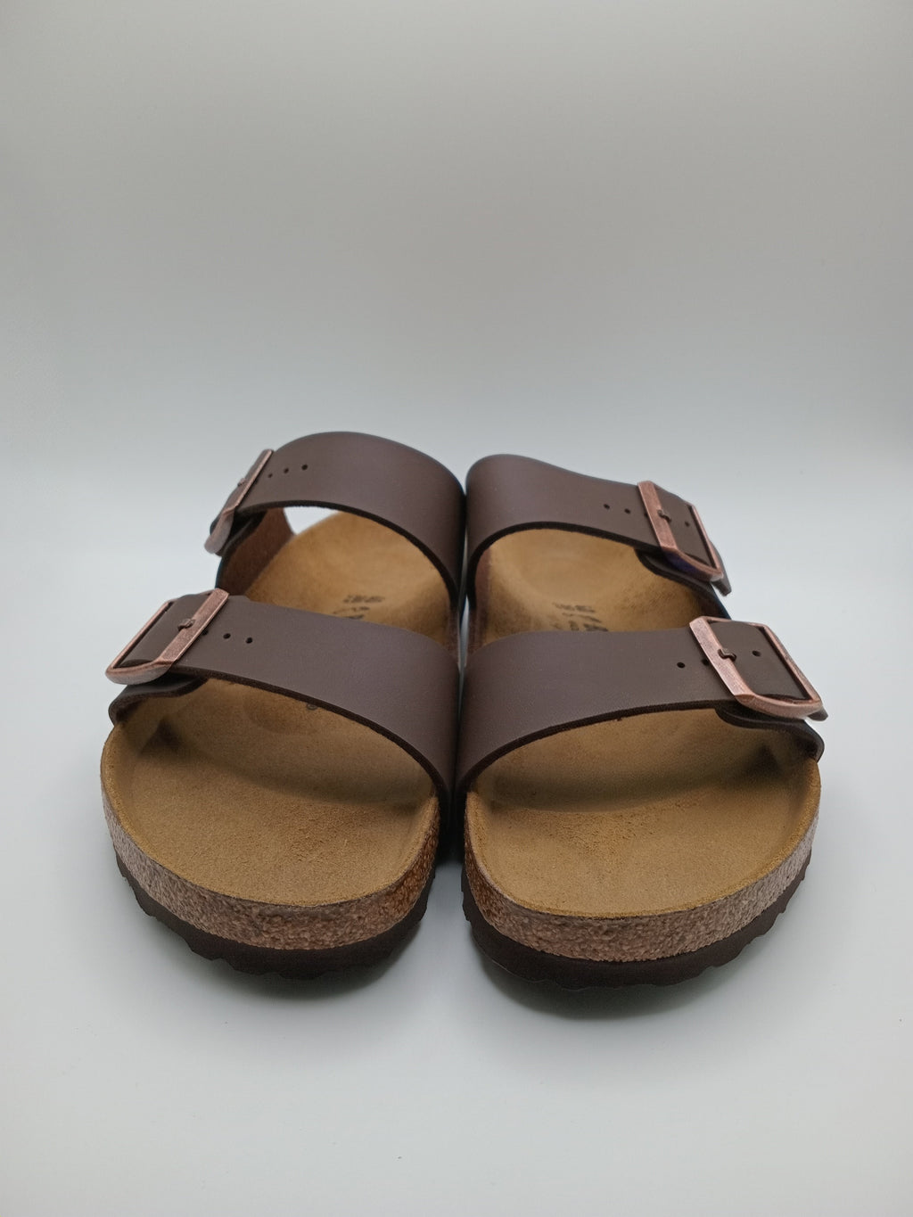 Sandálias Birkenstock Arizona BS Dark Brown Castanho escuro de cortiça unissexo com fivela dupla ajustável, chinelos de verão casuais antiderrapantes para homem e mulher