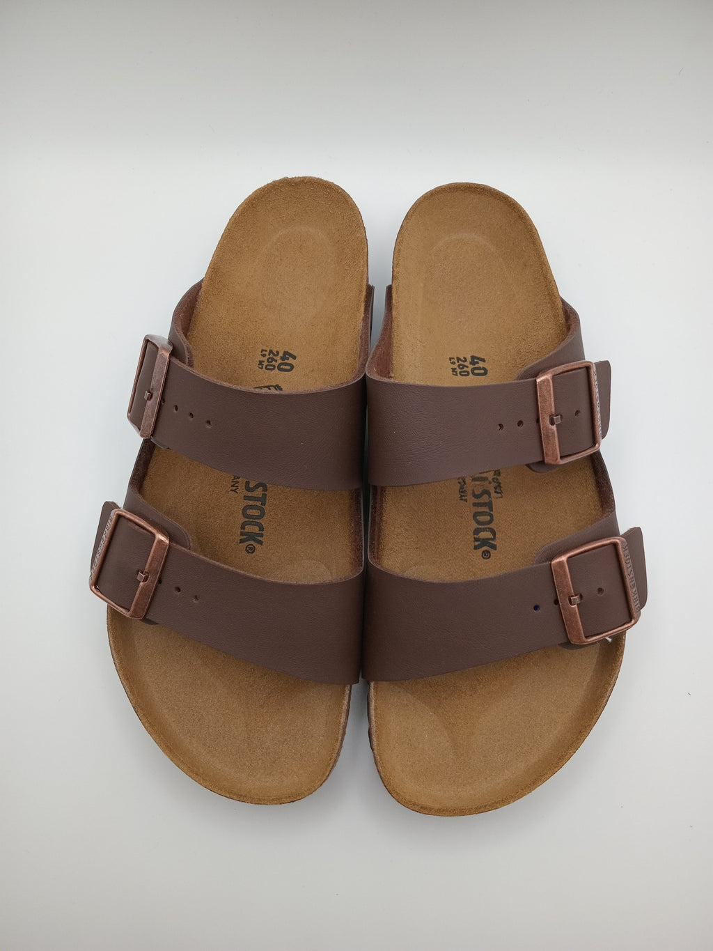 Sandálias Birkenstock Arizona BS Dark Brown Castanho escuro de cortiça unissexo com fivela dupla ajustável, chinelos de verão casuais antiderrapantes para homem e mulher