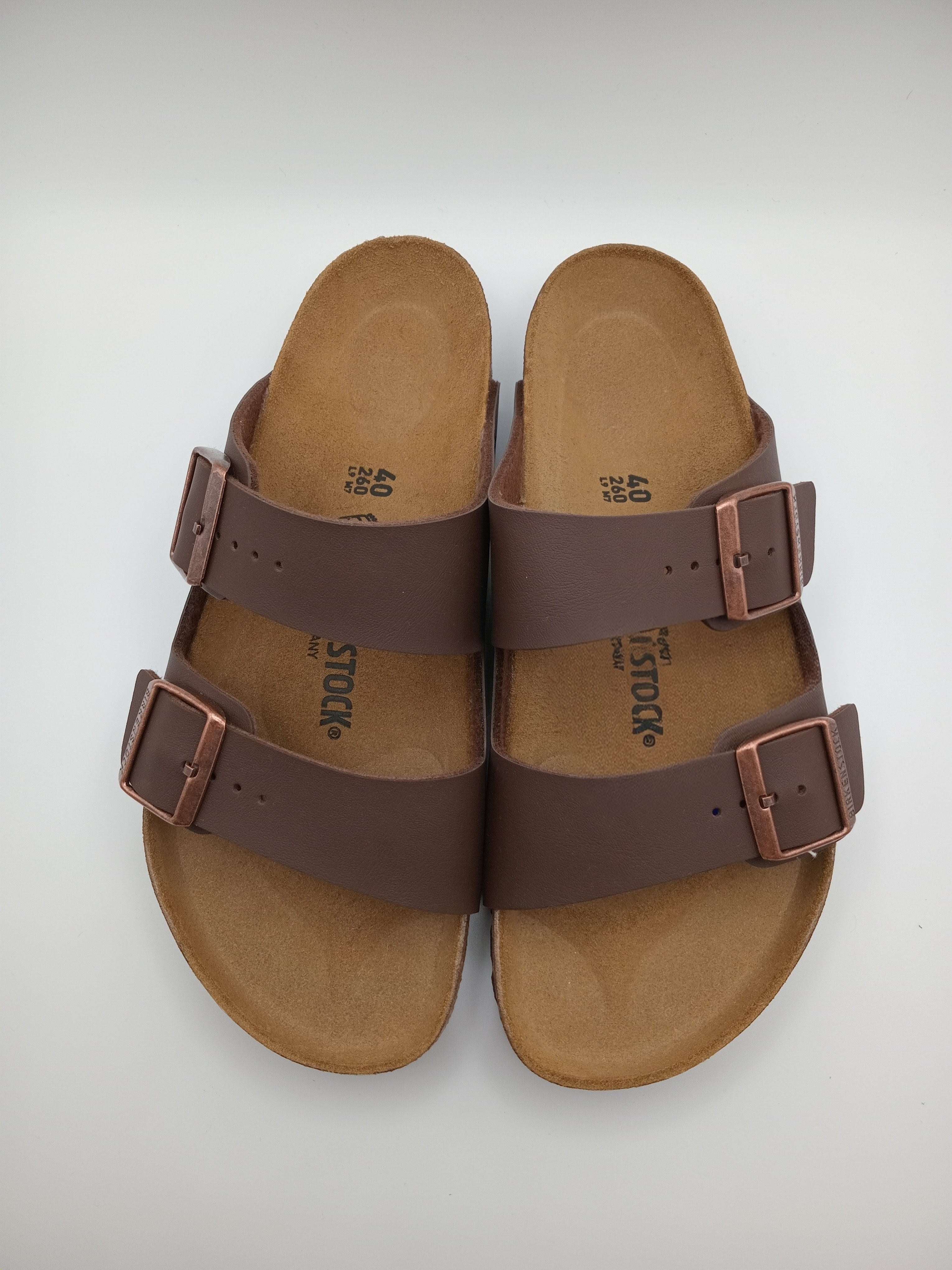 Sandálias Birkenstock Arizona BS Dark Brown Castanho escuro de cortiça unissexo com fivela dupla ajustável, chinelos de verão casuais antiderrapantes para homem e mulher