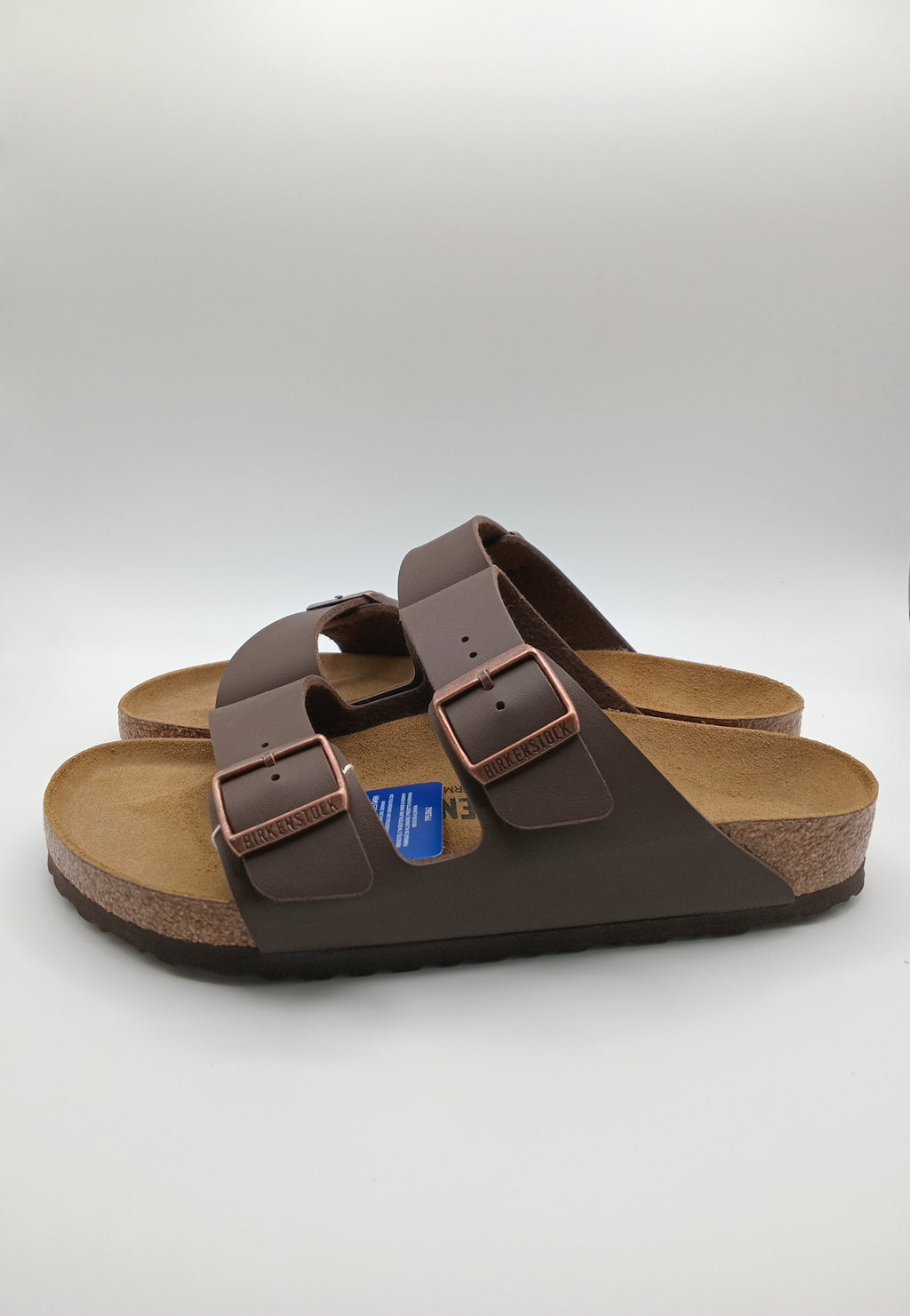 Sandálias Birkenstock Arizona BS Dark Brown Castanho escuro de cortiça unissexo com fivela dupla ajustável, chinelos de verão casuais antiderrapantes para homem e mulher