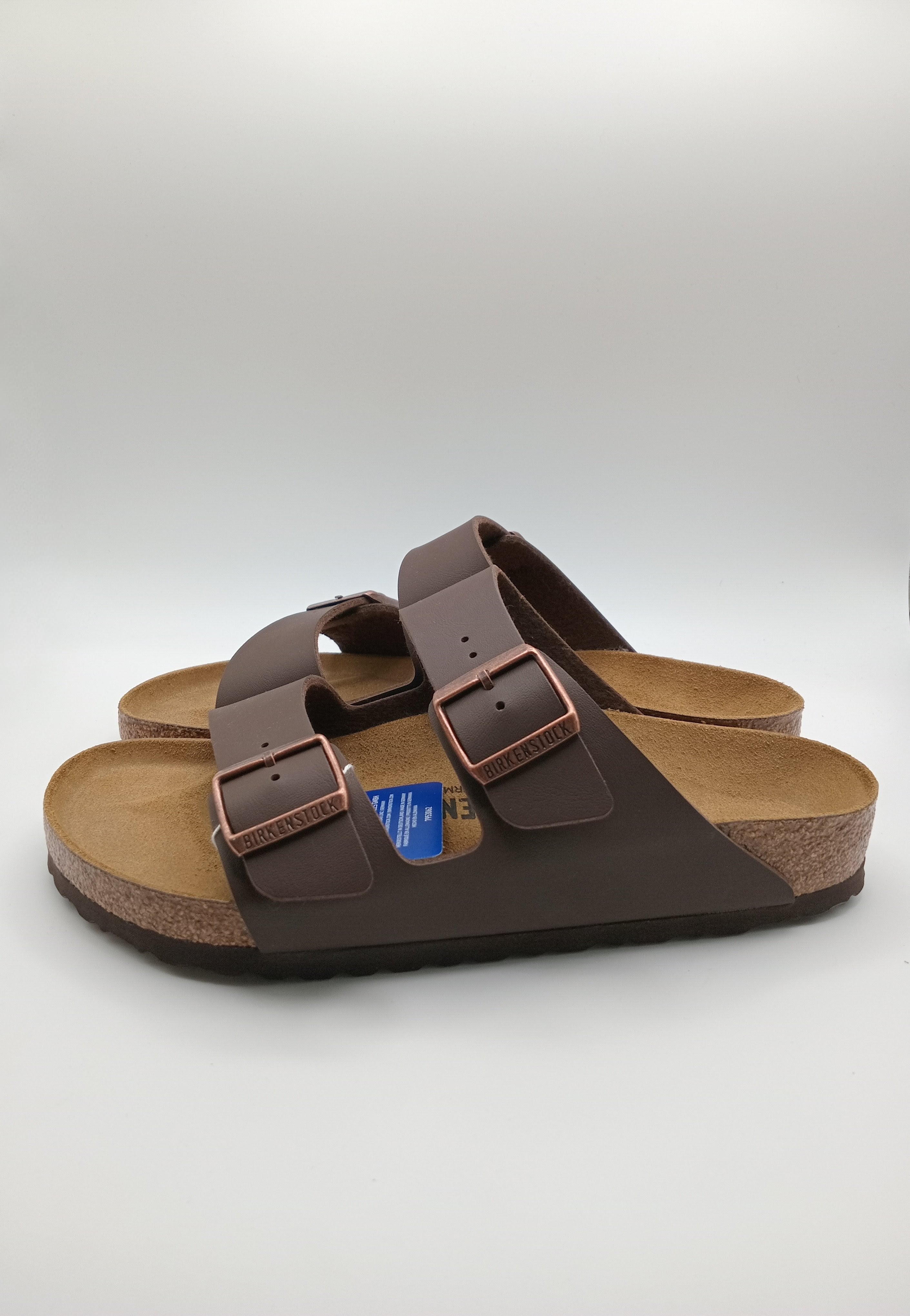 Sandálias Birkenstock Arizona BS Dark Brown Castanho escuro de cortiça unissexo com fivela dupla ajustável, chinelos de verão casuais antiderrapantes para homem e mulher