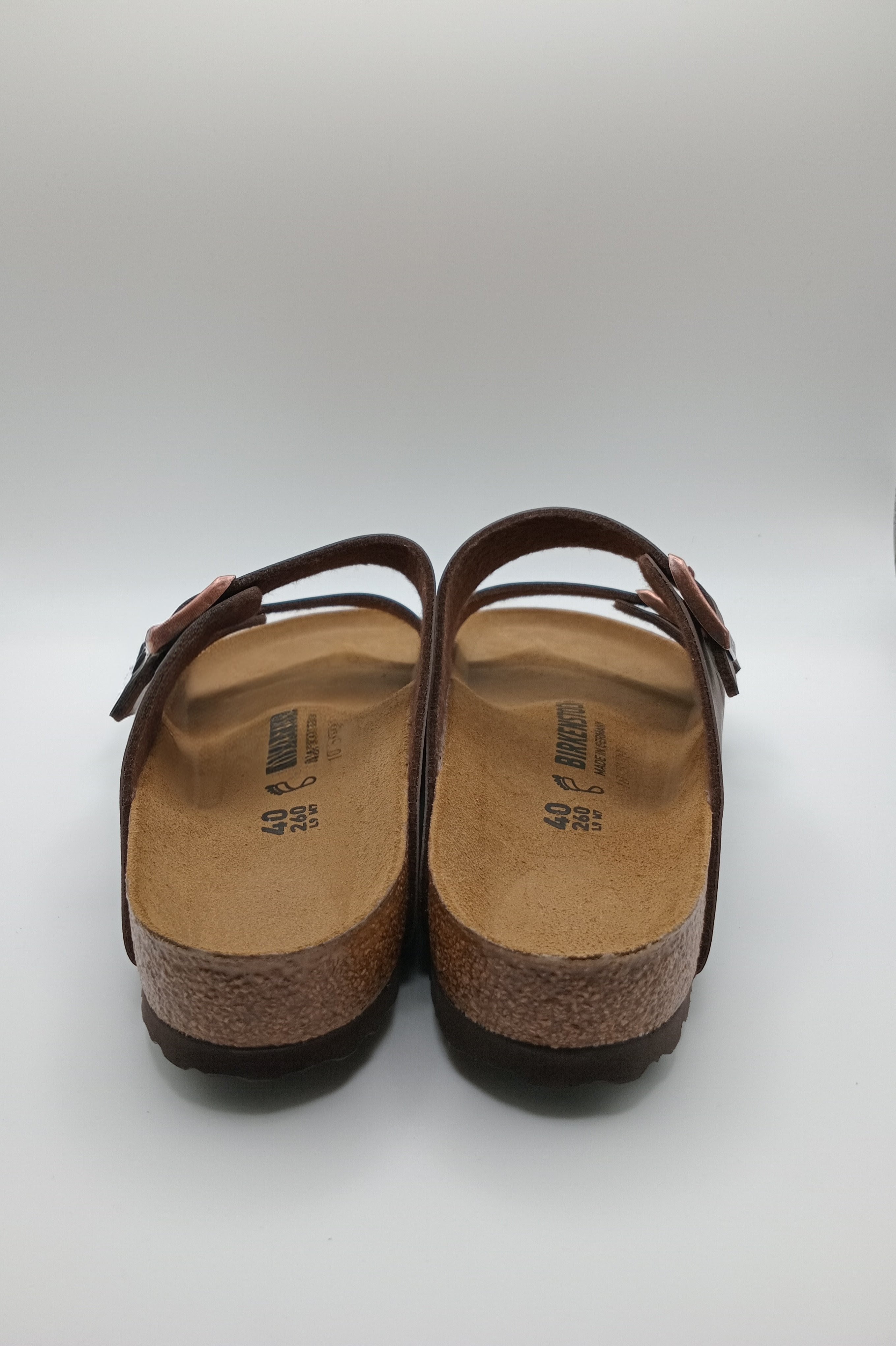 Sandálias Birkenstock Arizona BS Dark Brown Castanho escuro de cortiça unissexo com fivela dupla ajustável, chinelos de verão casuais antiderrapantes para homem e mulher