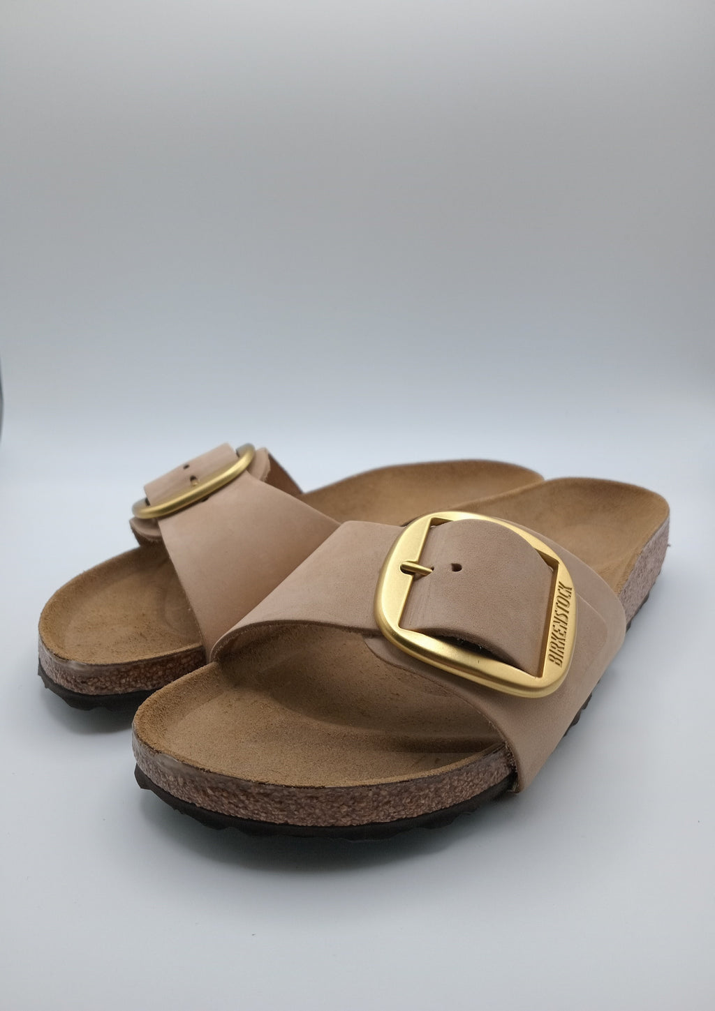 SANDÁLIA MADRID BIRKENSTOCK TABACCO BROWN FIVELA DOURADA COURO BEGE