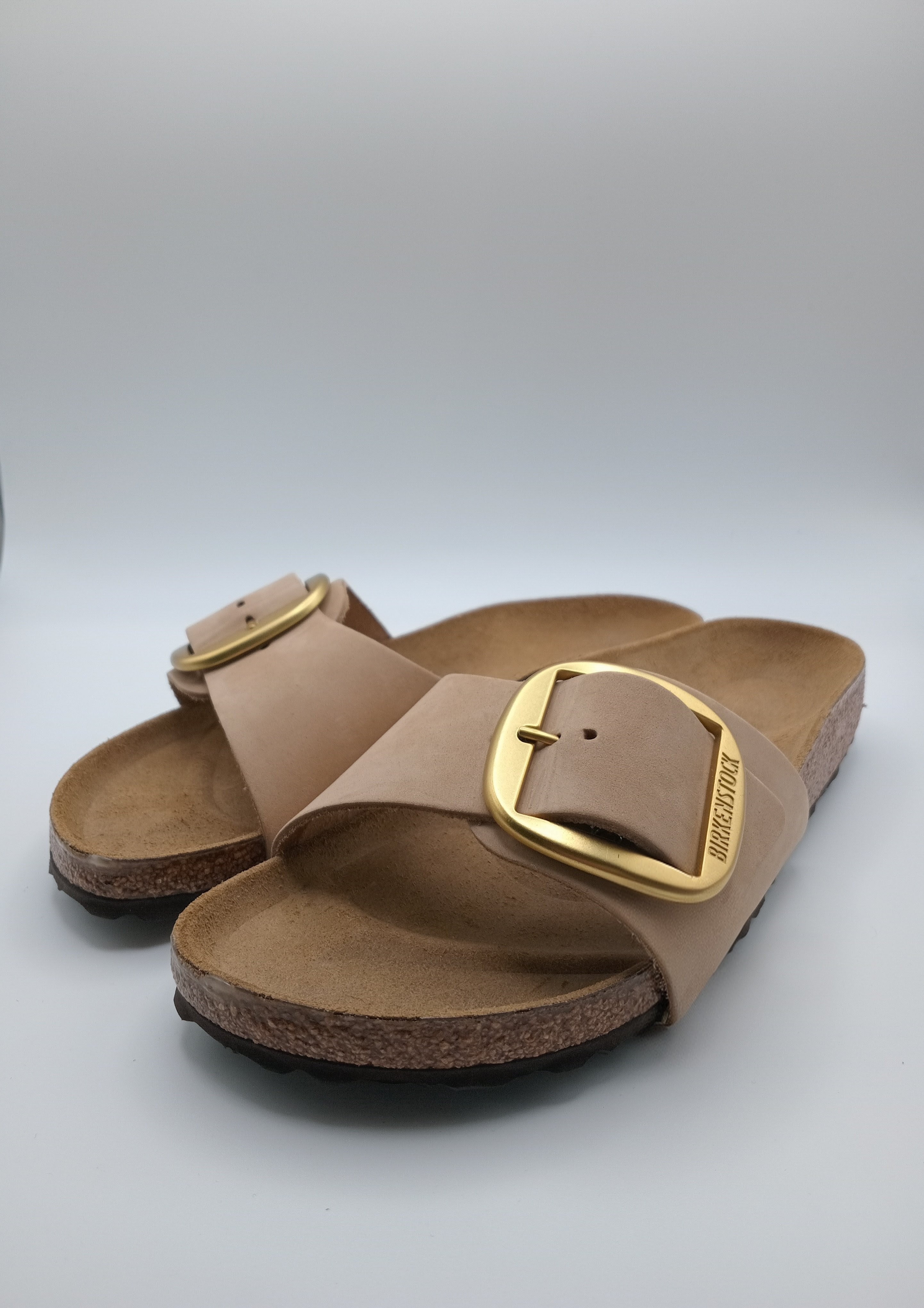 SANDÁLIA MADRID BIRKENSTOCK TABACCO BROWN FIVELA DOURADA COURO BEGE