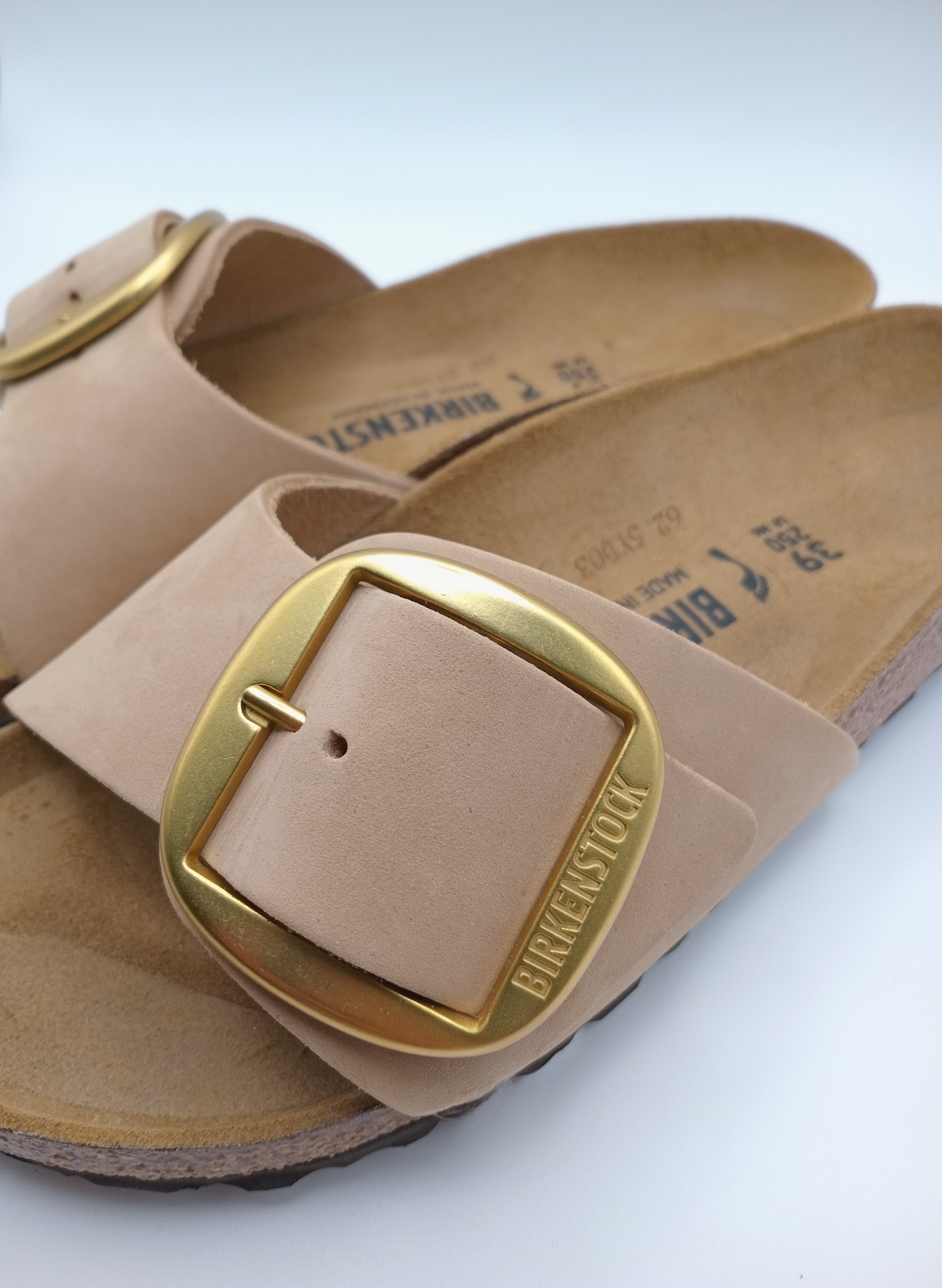 SANDÁLIA MADRID BIRKENSTOCK TABACCO BROWN FIVELA DOURADA COURO BEGE