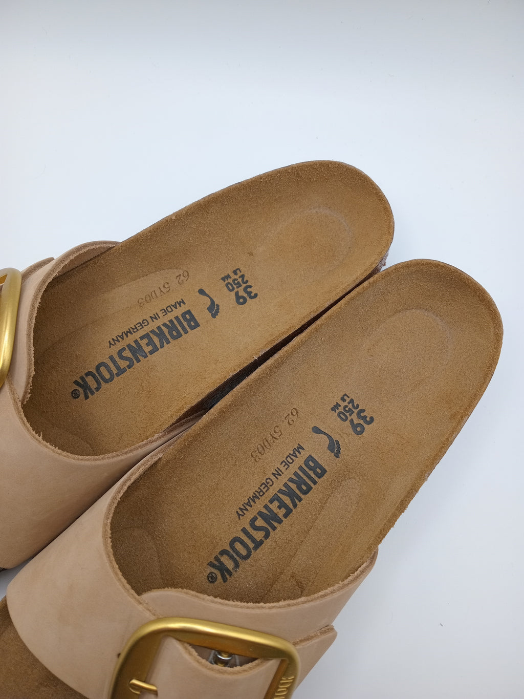 SANDÁLIA MADRID BIRKENSTOCK TABACCO BROWN FIVELA DOURADA COURO BEGE