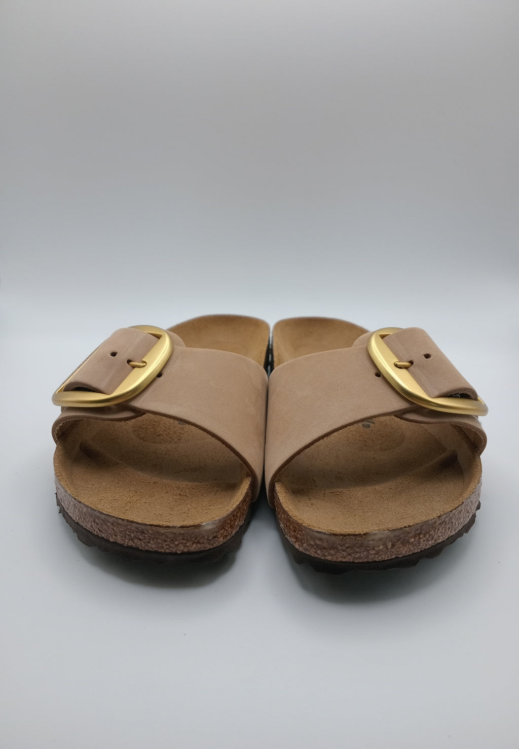 SANDÁLIA MADRID BIRKENSTOCK TABACCO BROWN FIVELA DOURADA COURO BEGE