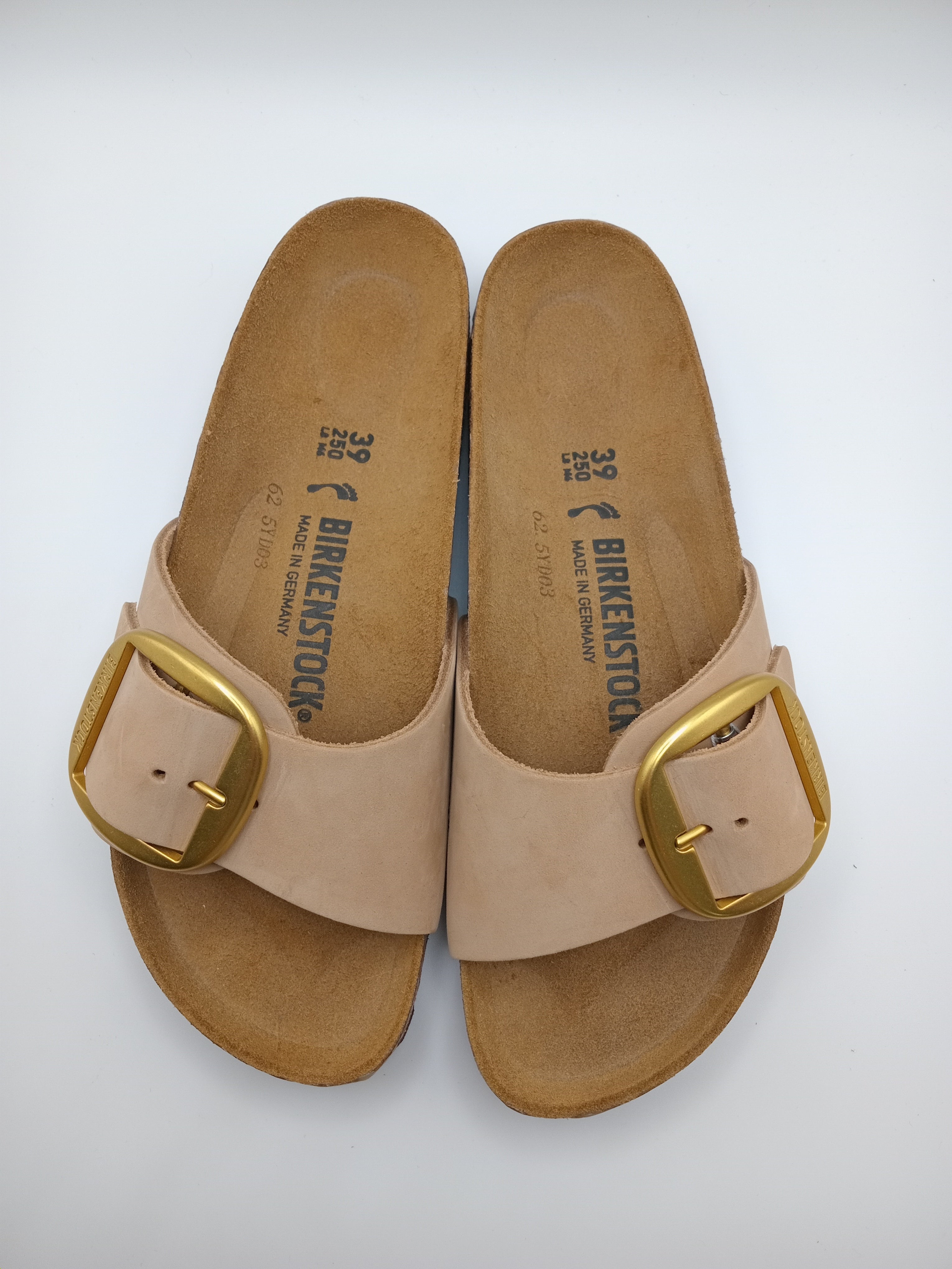 SANDÁLIA MADRID BIRKENSTOCK TABACCO BROWN FIVELA DOURADA COURO BEGE