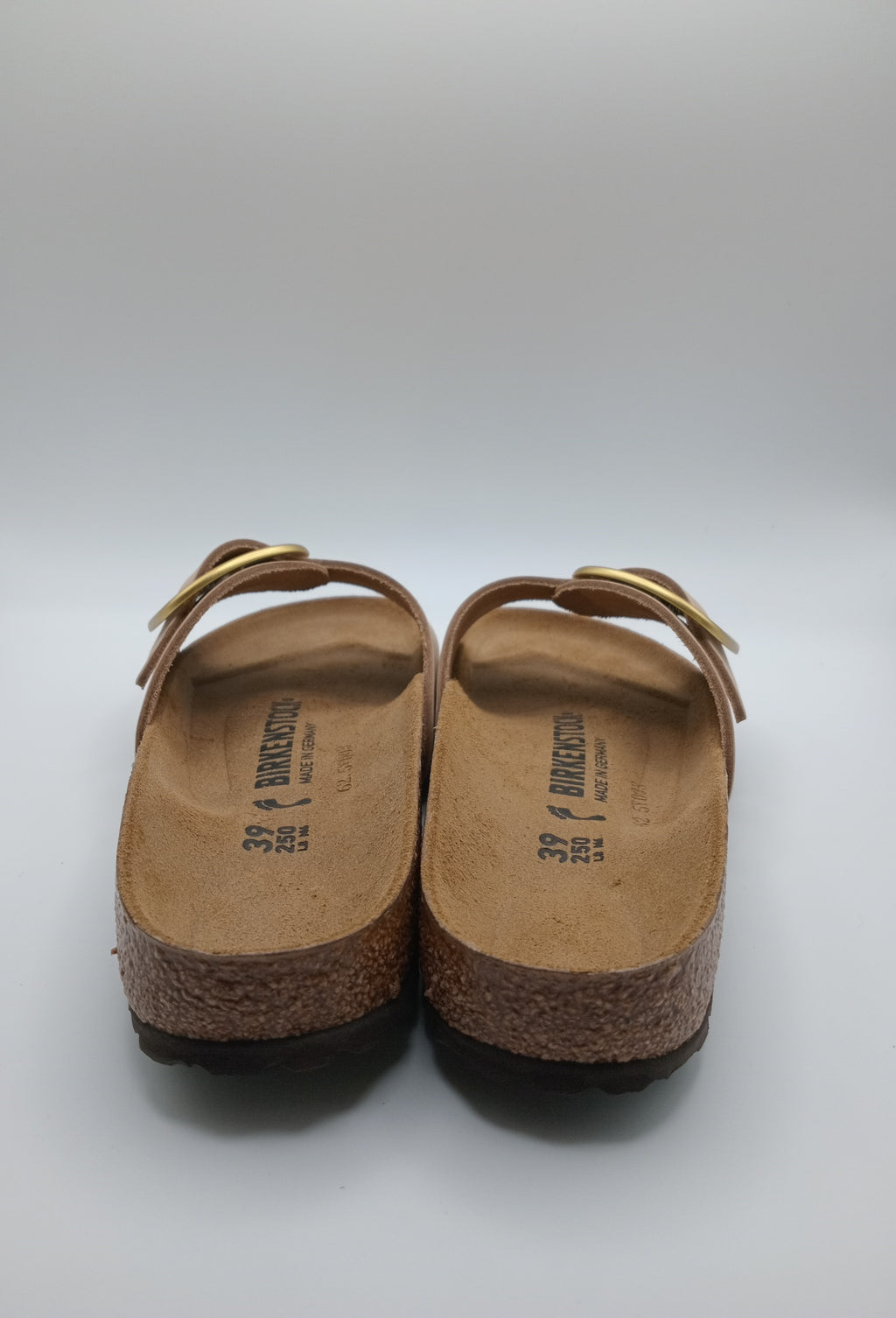 SANDÁLIA MADRID BIRKENSTOCK TABACCO BROWN FIVELA DOURADA COURO BEGE