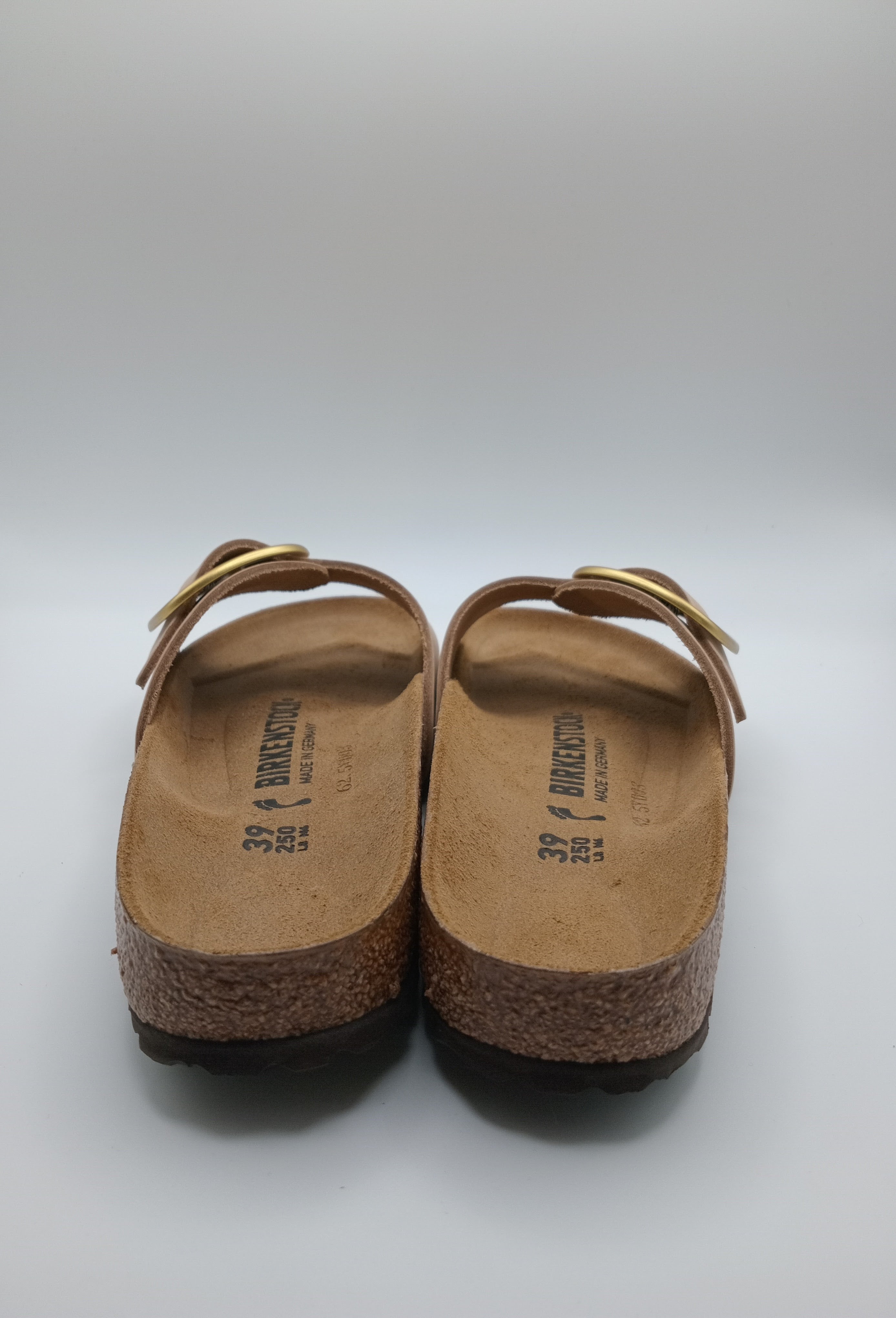 SANDÁLIA MADRID BIRKENSTOCK TABACCO BROWN FIVELA DOURADA COURO BEGE