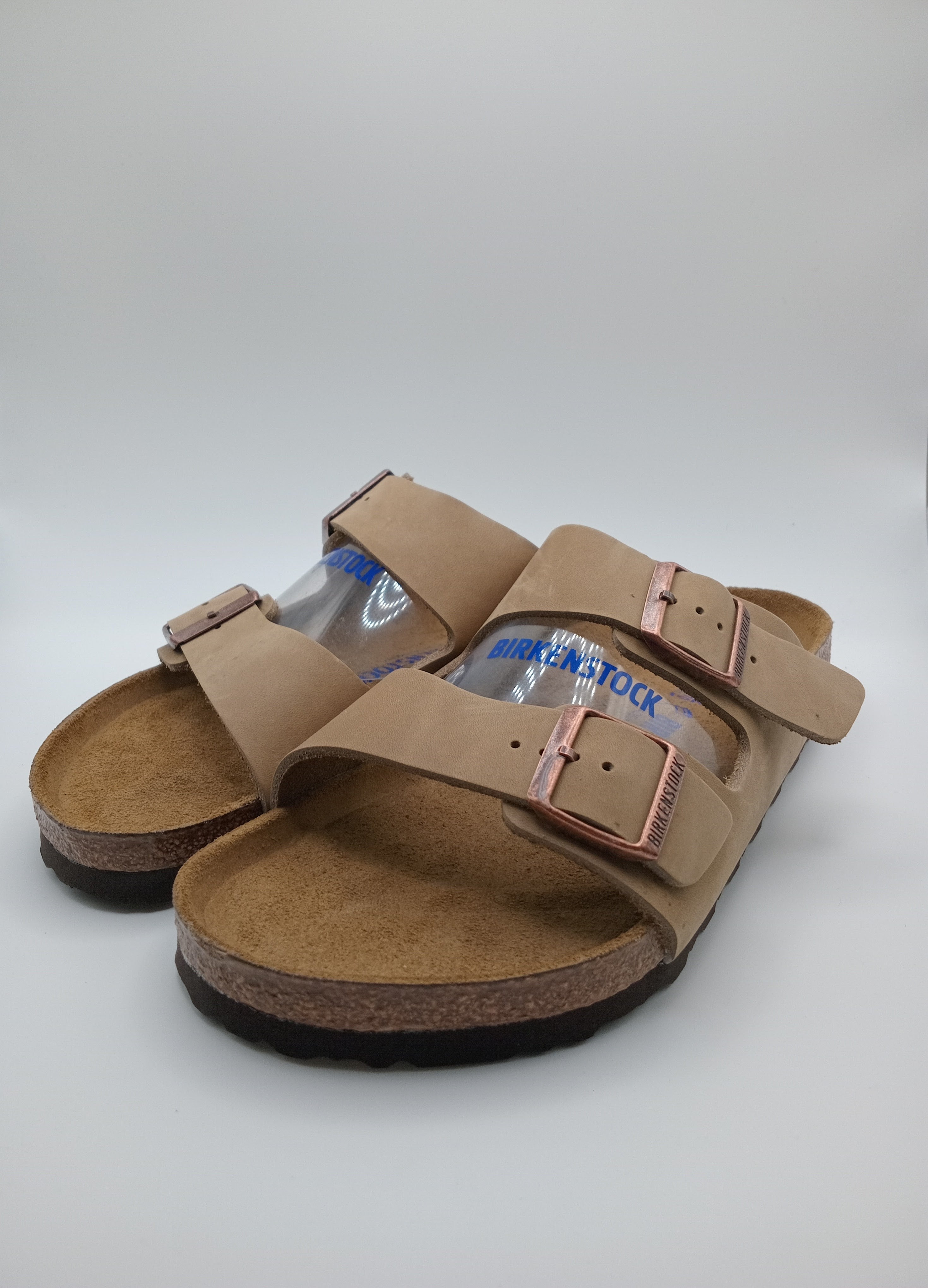 SANDÁLIA ARIZONA BS BIRKENSTOCK TABACCO BROWN FIVELA COBRE COURO BEGE