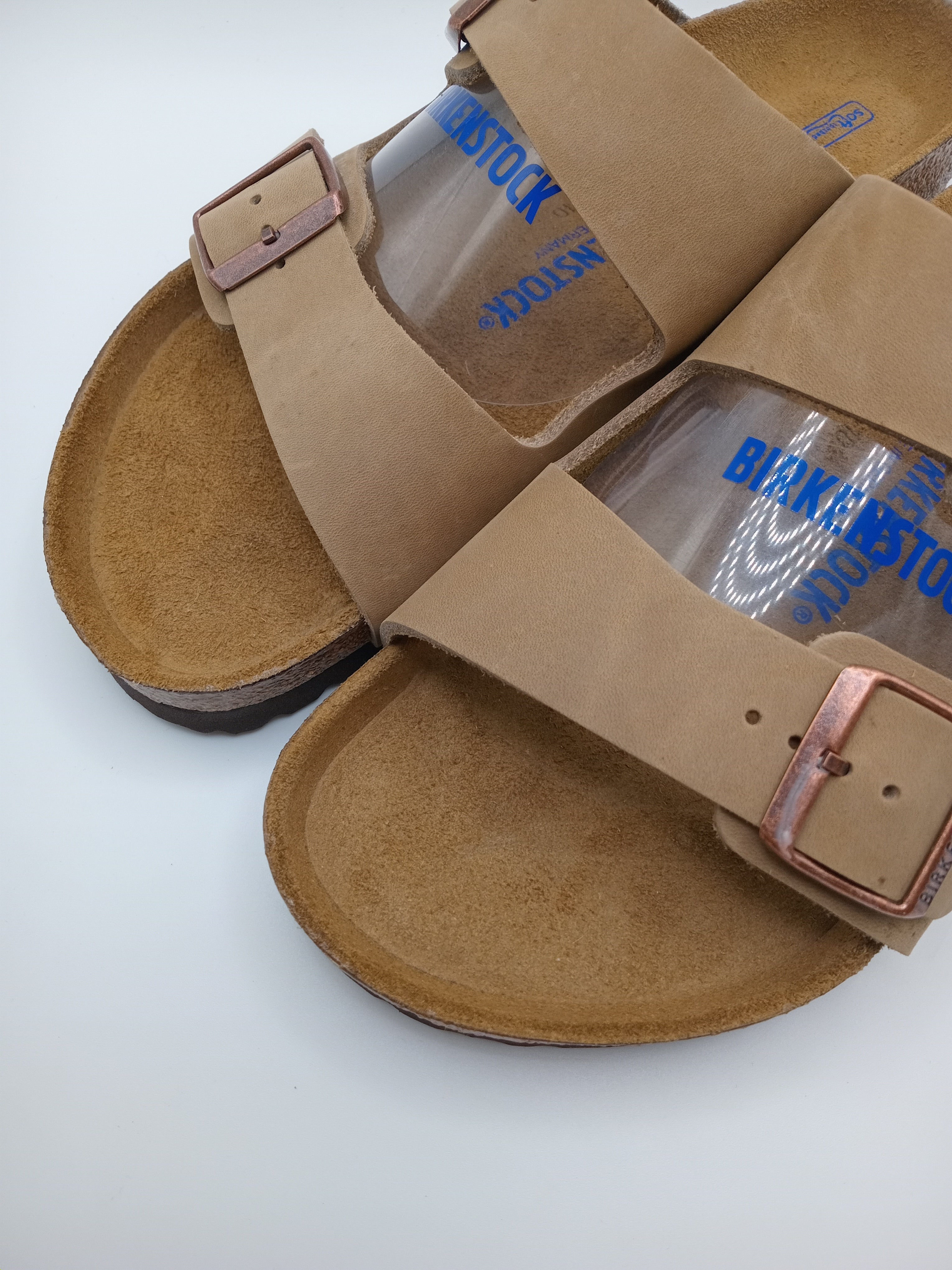 SANDÁLIA ARIZONA BS BIRKENSTOCK TABACCO BROWN FIVELA COBRE COURO BEGE