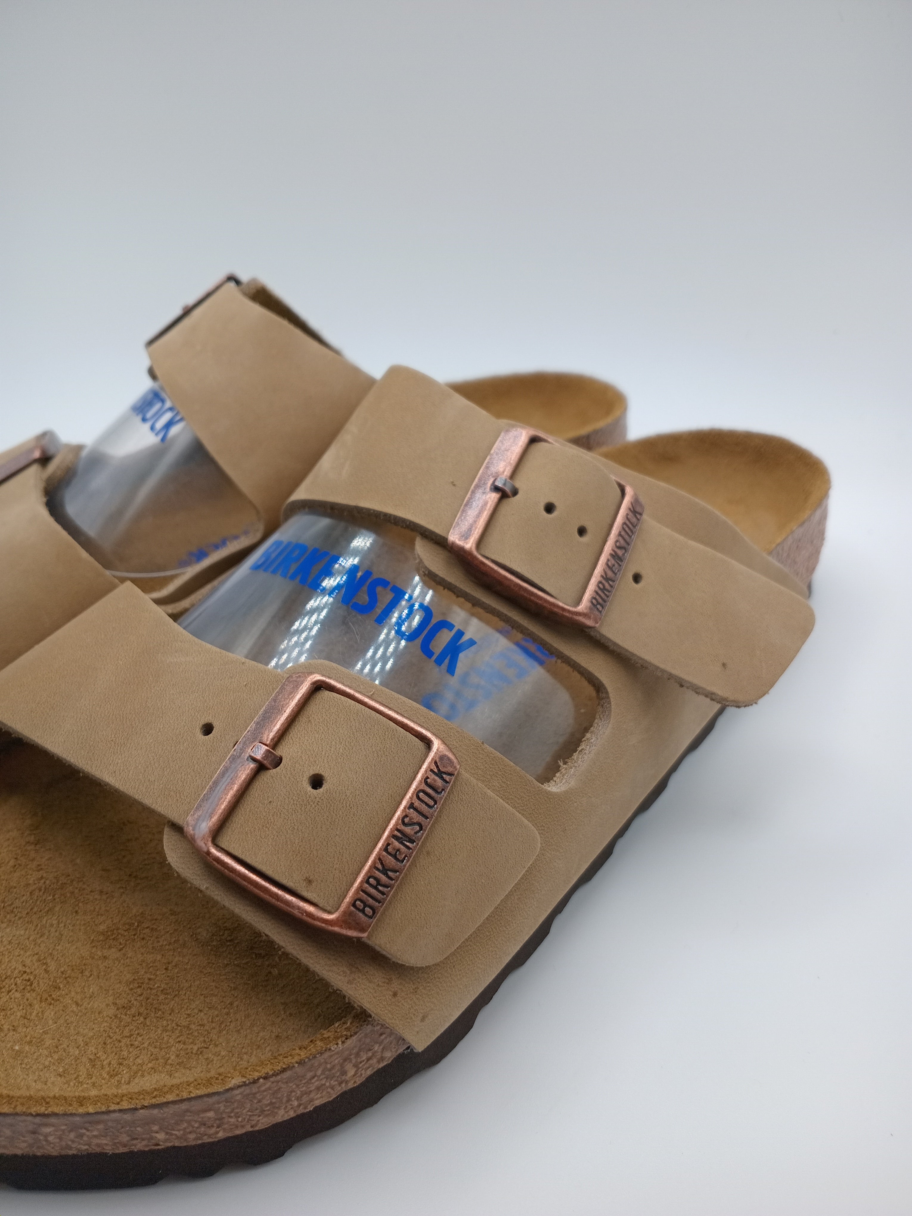 SANDÁLIA ARIZONA BS BIRKENSTOCK TABACCO BROWN FIVELA COBRE COURO BEGE