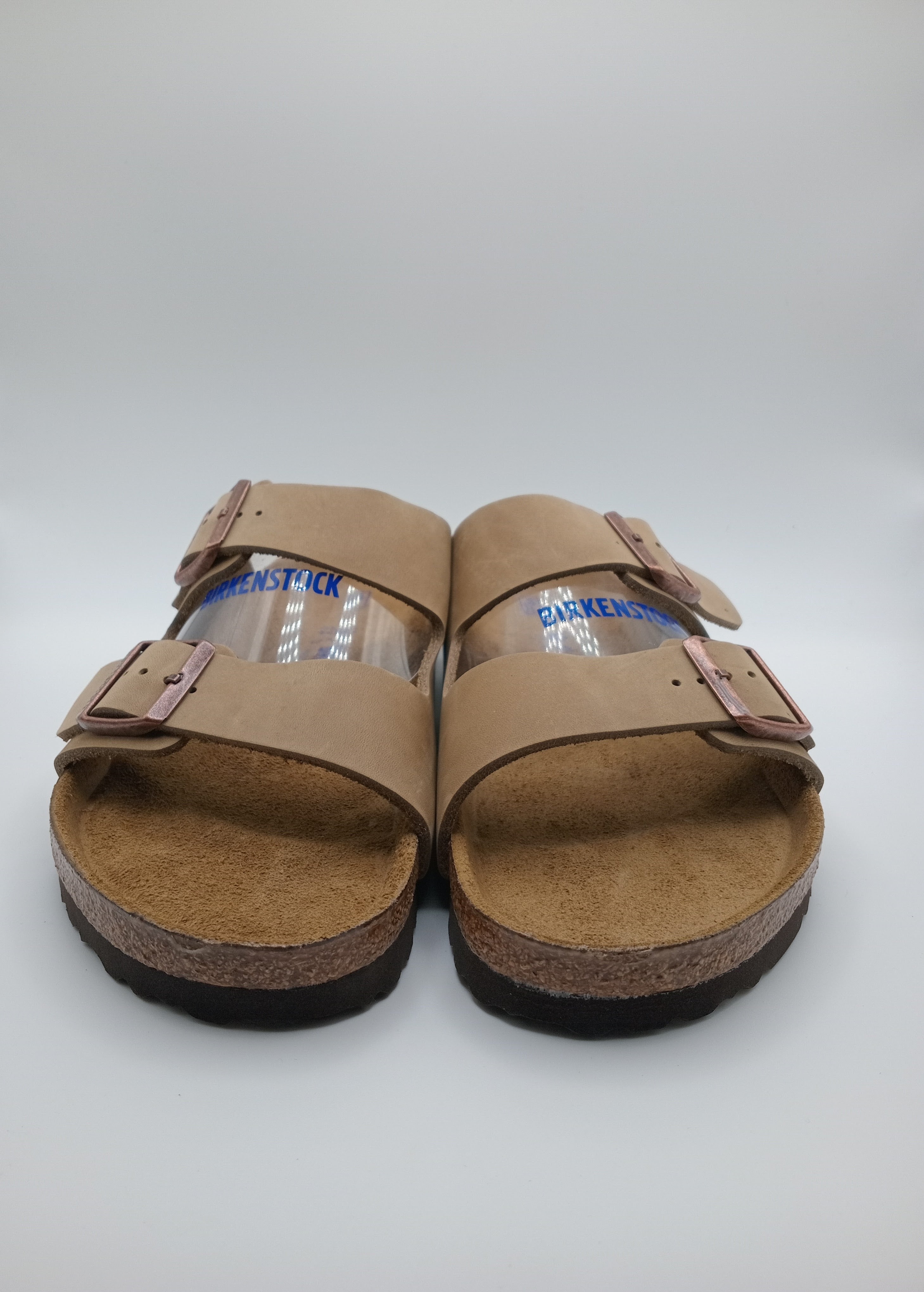 SANDÁLIA ARIZONA BS BIRKENSTOCK TABACCO BROWN FIVELA COBRE COURO BEGE