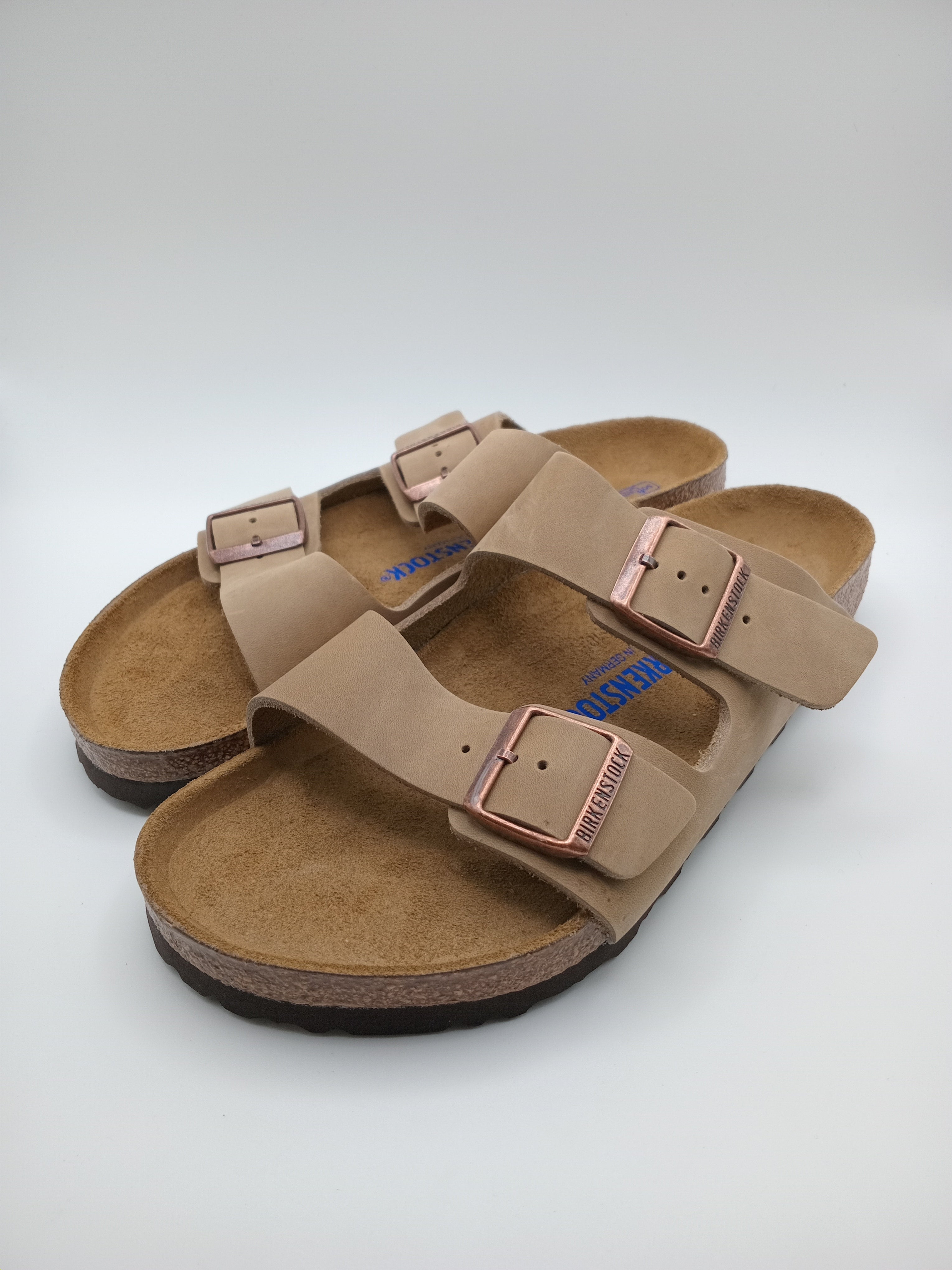 Sandálias Birkenstock Arizona Tabacco Brown de Camurça; Chinelos de Cortiça Ergonómicos com Fivelas de Cobre Ajustáveis para Mulher e Homem