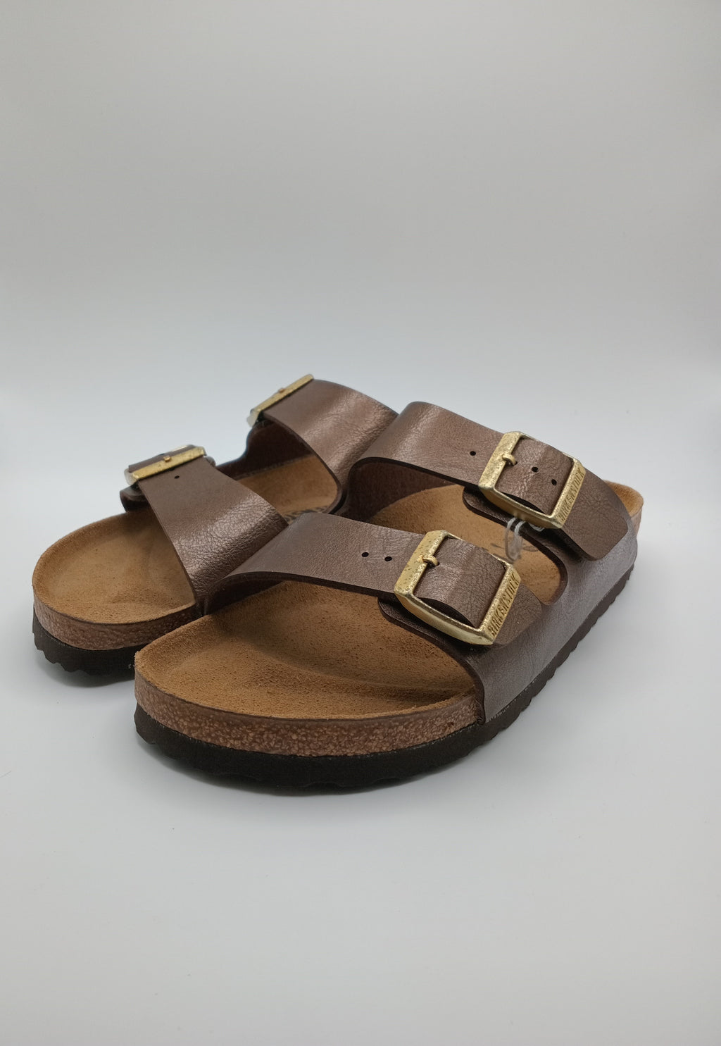 SANDÁLIA ARIZONA BS BIRKENSTOCK CASTANHO ESCURO FIVELA DOURADA COURO COBRE ACETINADO