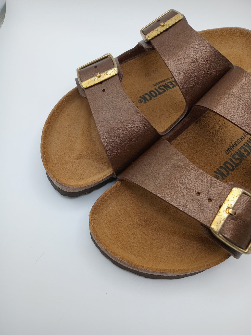 SANDÁLIA ARIZONA BS BIRKENSTOCK CASTANHO ESCURO FIVELA DOURADA COURO COBRE ACETINADO