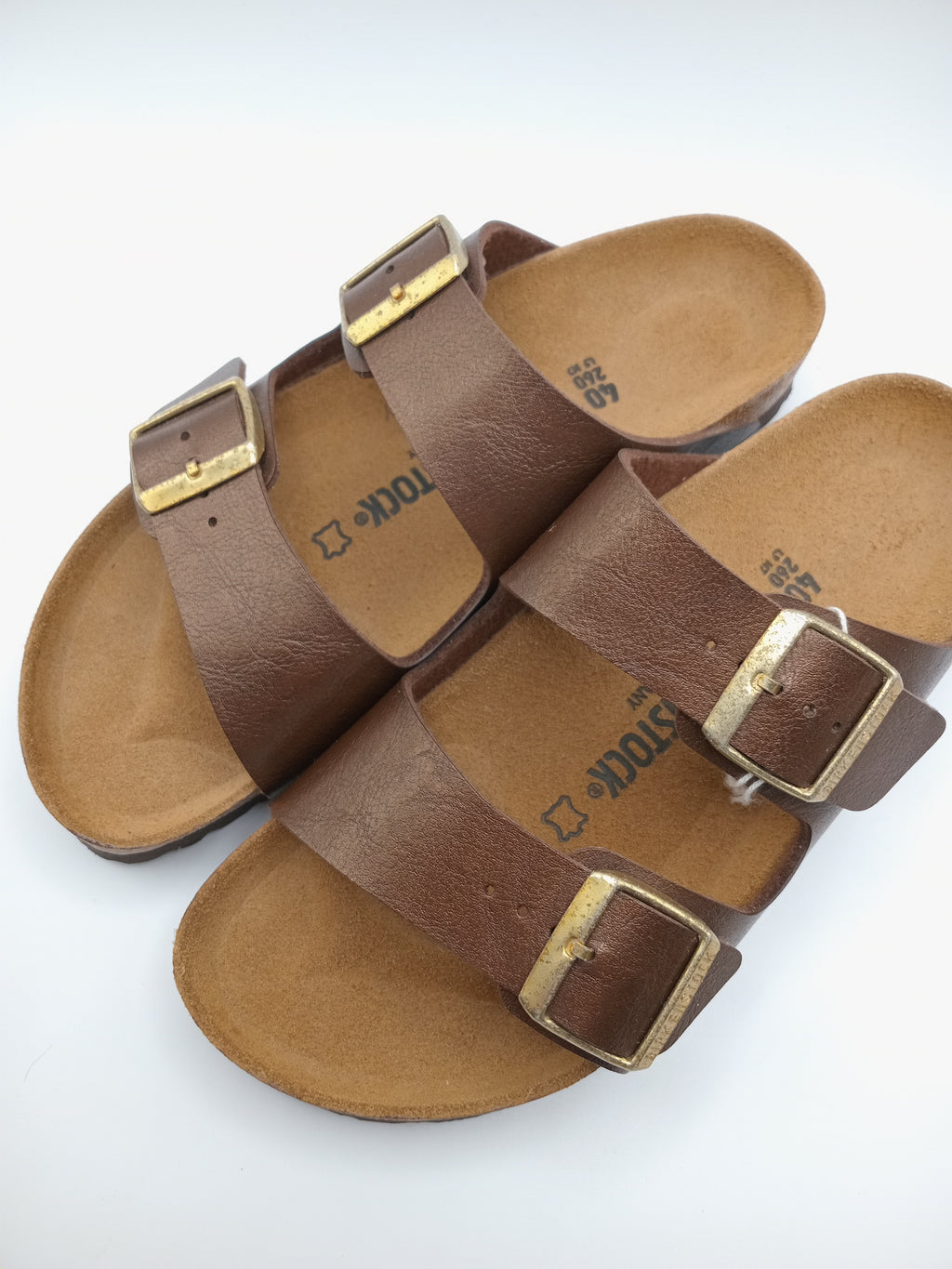 SANDÁLIA ARIZONA BS BIRKENSTOCK CASTANHO ESCURO FIVELA DOURADA COURO COBRE ACETINADO