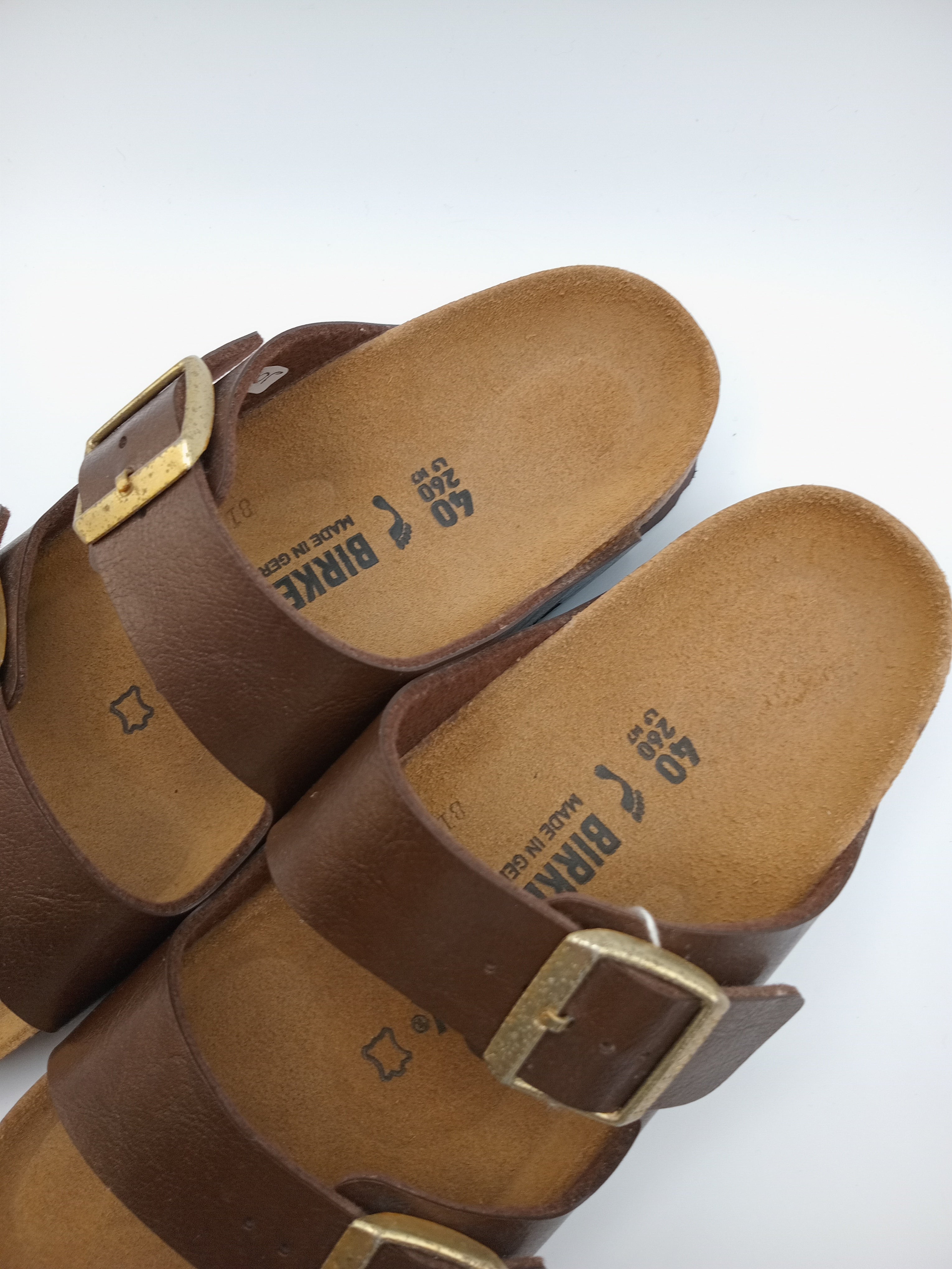 SANDÁLIA ARIZONA BS BIRKENSTOCK CASTANHO ESCURO FIVELA DOURADA COURO COBRE ACETINADO