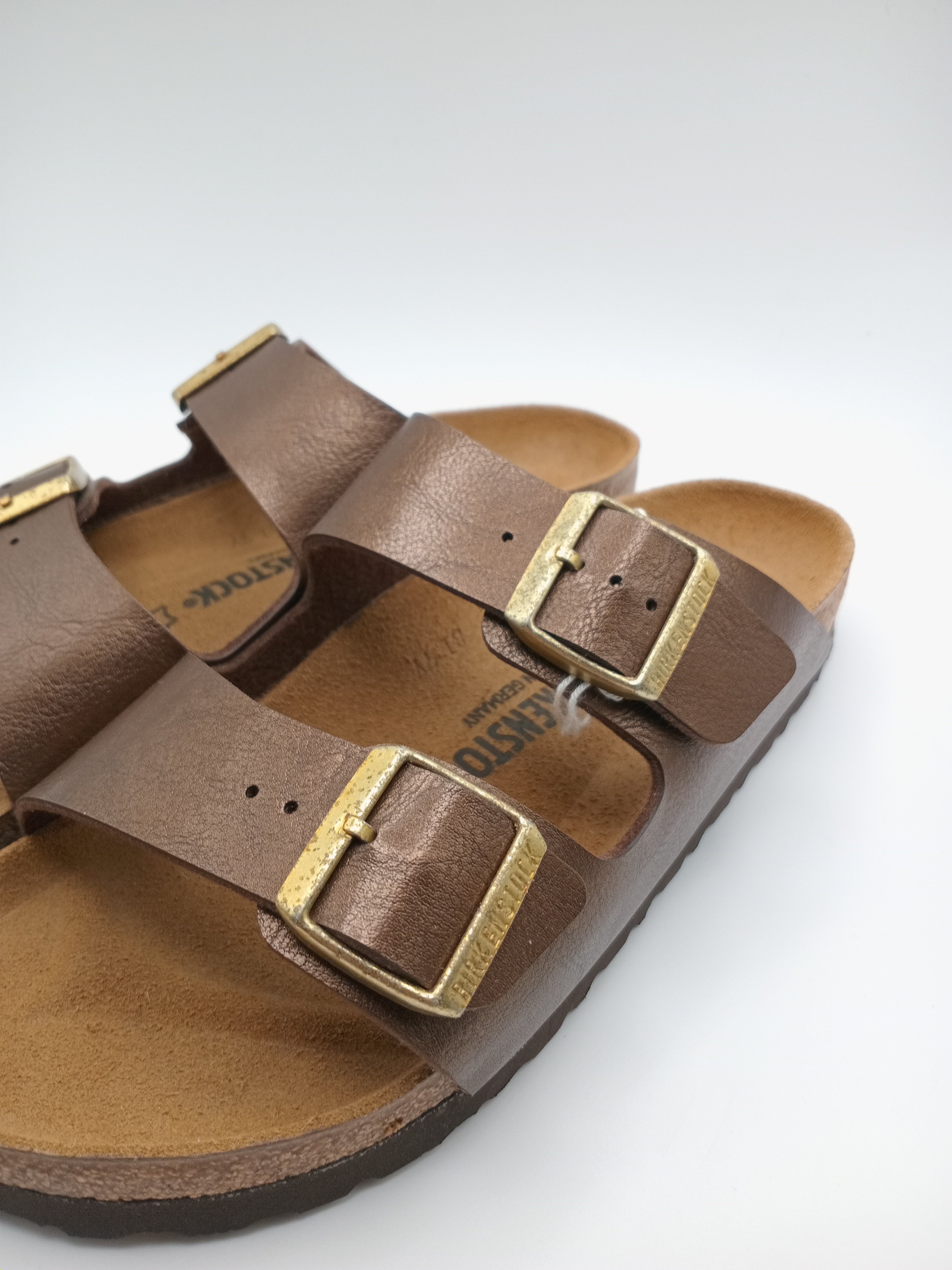 SANDÁLIA ARIZONA BS BIRKENSTOCK CASTANHO ESCURO FIVELA DOURADA COURO COBRE ACETINADO