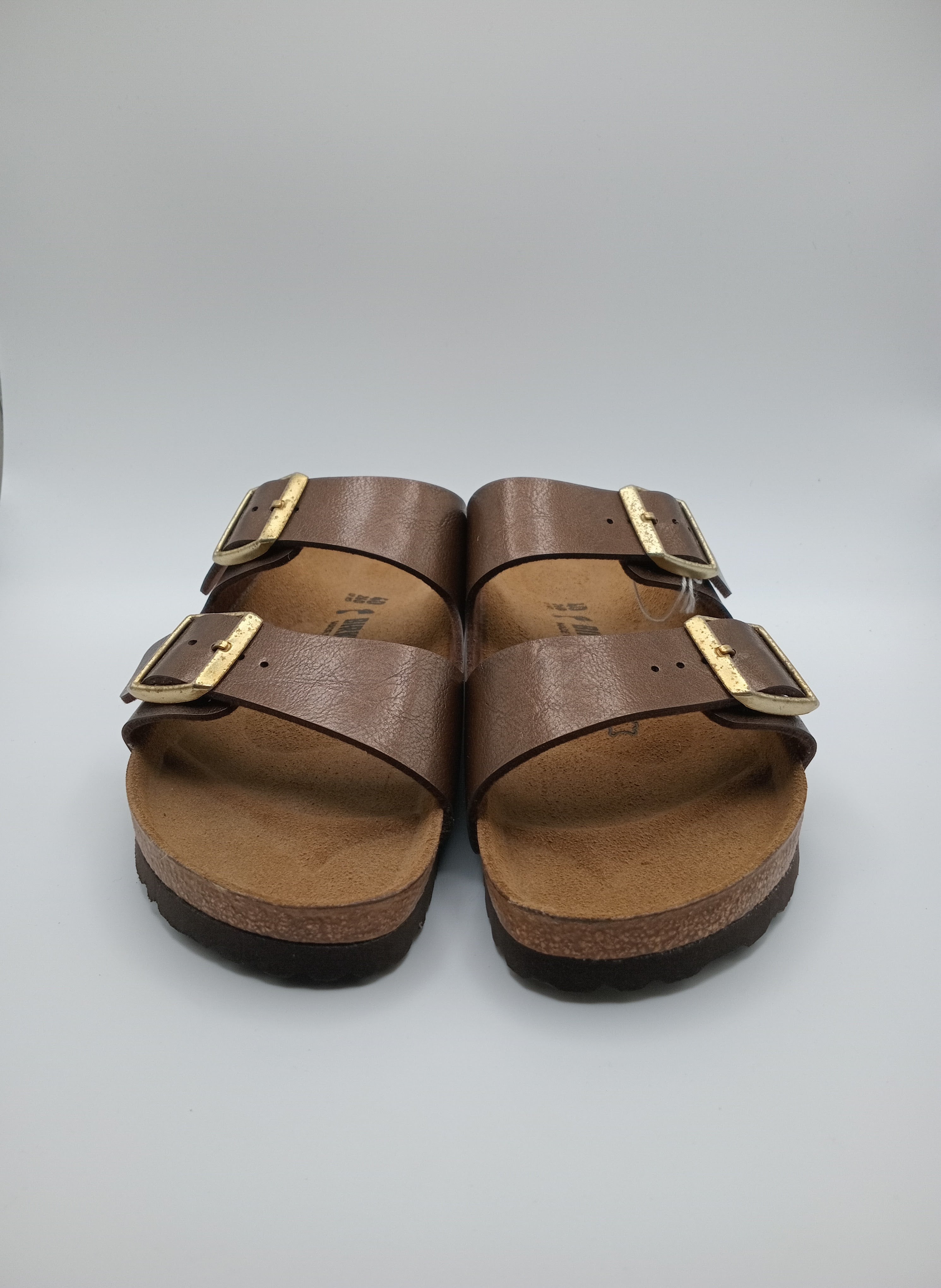 SANDÁLIA ARIZONA BS BIRKENSTOCK CASTANHO ESCURO FIVELA DOURADA COURO COBRE ACETINADO
