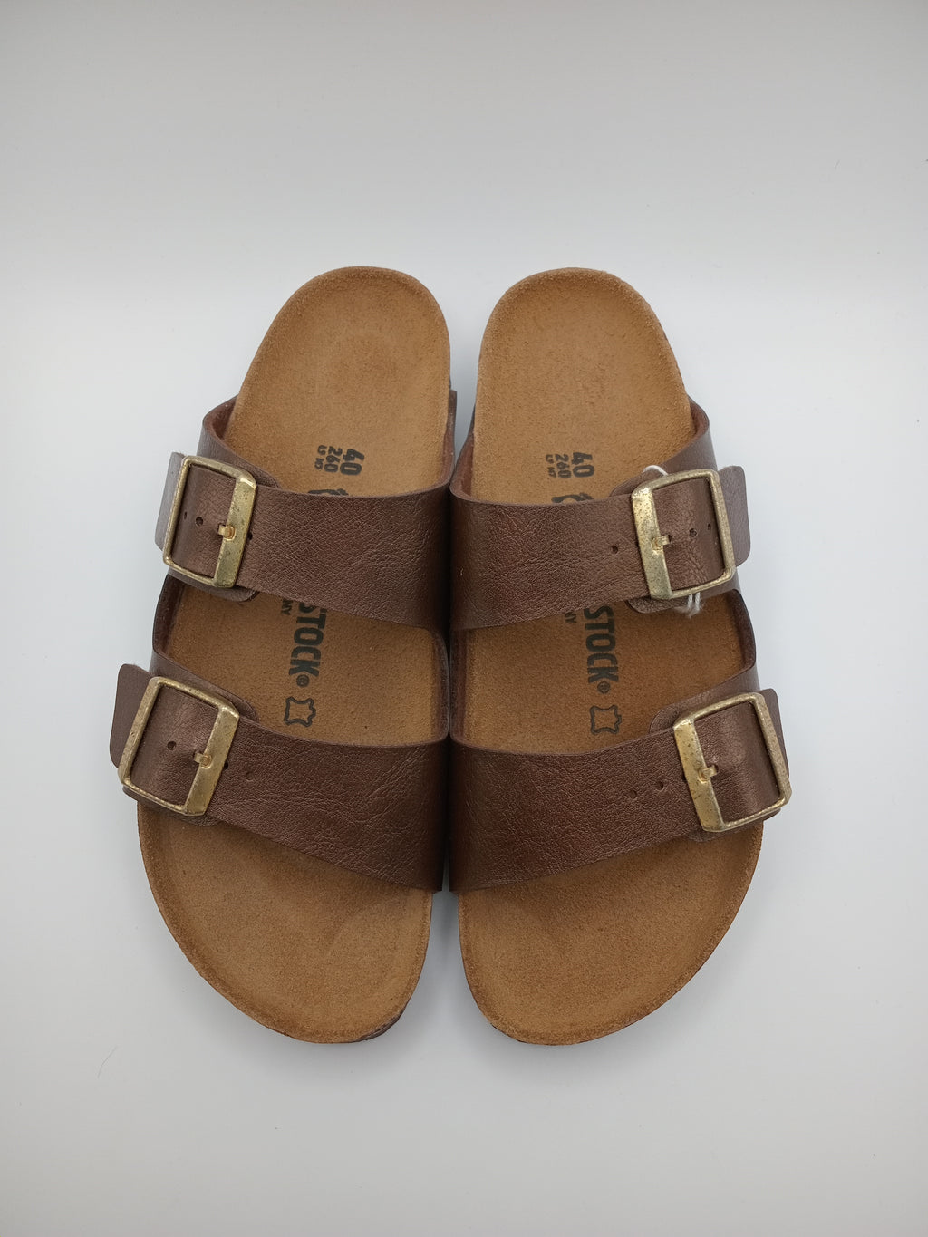 SANDÁLIA ARIZONA BS BIRKENSTOCK CASTANHO ESCURO FIVELA DOURADA COURO COBRE ACETINADO