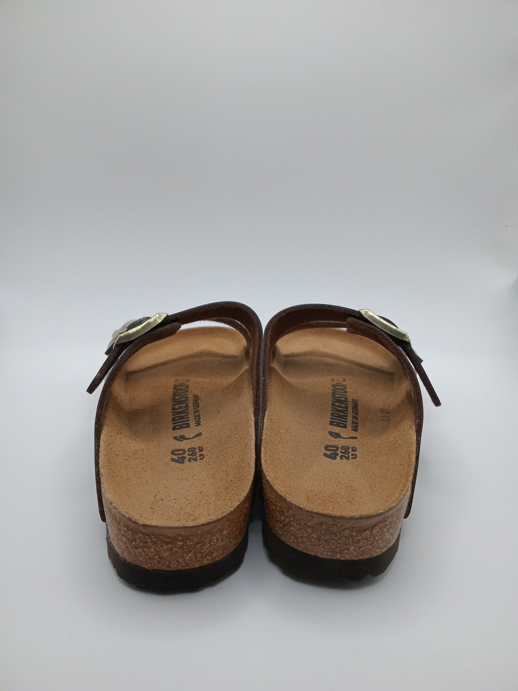 SANDÁLIA ARIZONA BS BIRKENSTOCK CASTANHO ESCURO FIVELA DOURADA COURO COBRE ACETINADO