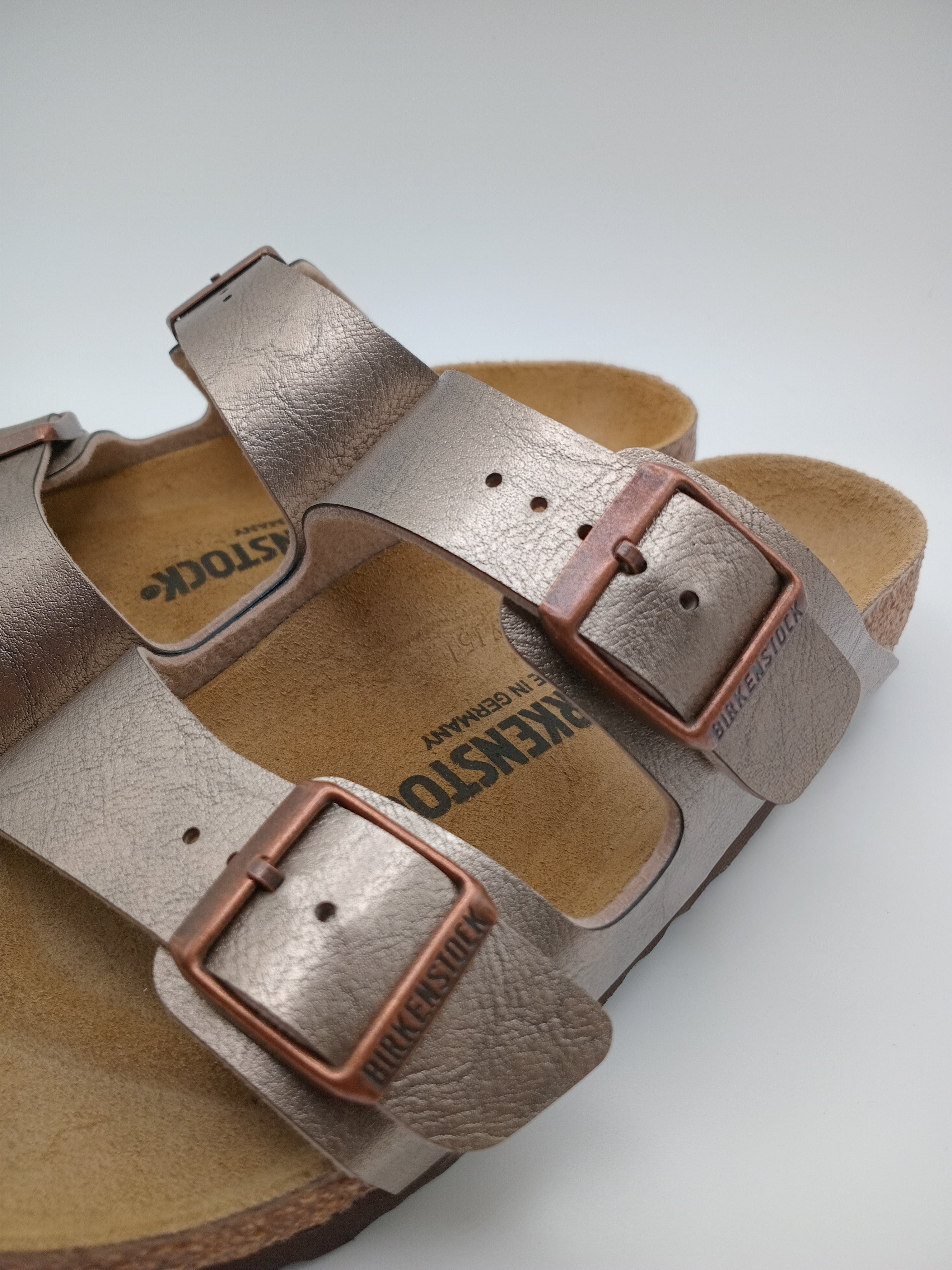 SANDÁLIA ARIZONA BS BIRKENSTOCK GRACEFUL TAUPE  FIVELA COBRE COURO BRONZE EFEITO COBRA