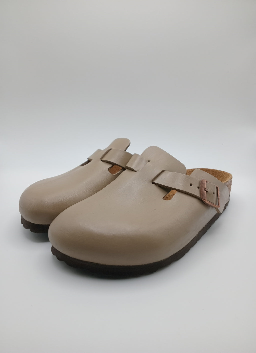 Sapatos Birkenstock Boston Bege casuais de camurça com fivela ajustável, socos confortáveis com sola de cortiça ergonómica, calçado unissexo estilo clássico para uso diário