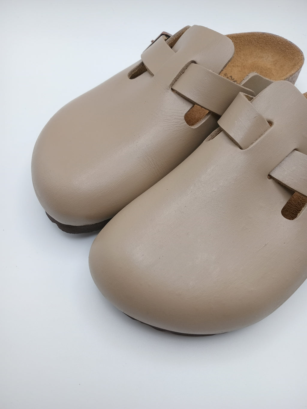 Sapatos Birkenstock Boston Bege casuais de camurça com fivela ajustável, socos confortáveis com sola de cortiça ergonómica, calçado unissexo estilo clássico para uso diário