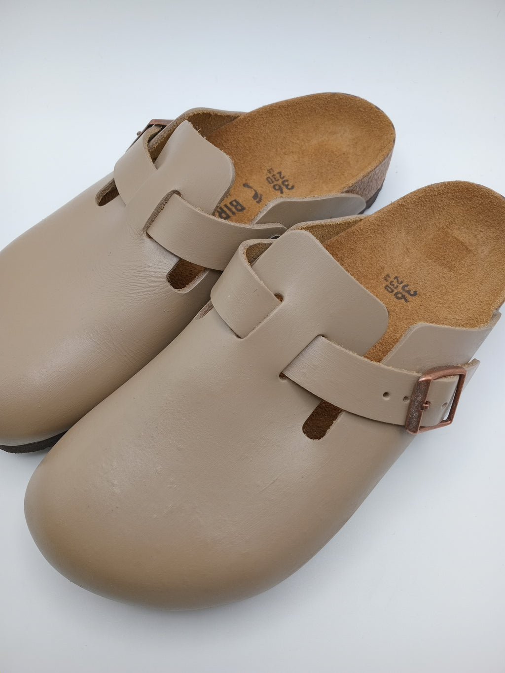 Sapatos Birkenstock Boston Bege casuais de camurça com fivela ajustável, socos confortáveis com sola de cortiça ergonómica, calçado unissexo estilo clássico para uso diário