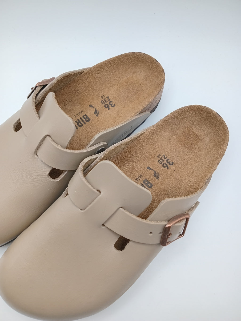 Sapatos Birkenstock Boston Bege casuais de camurça com fivela ajustável, socos confortáveis com sola de cortiça ergonómica, calçado unissexo estilo clássico para uso diário