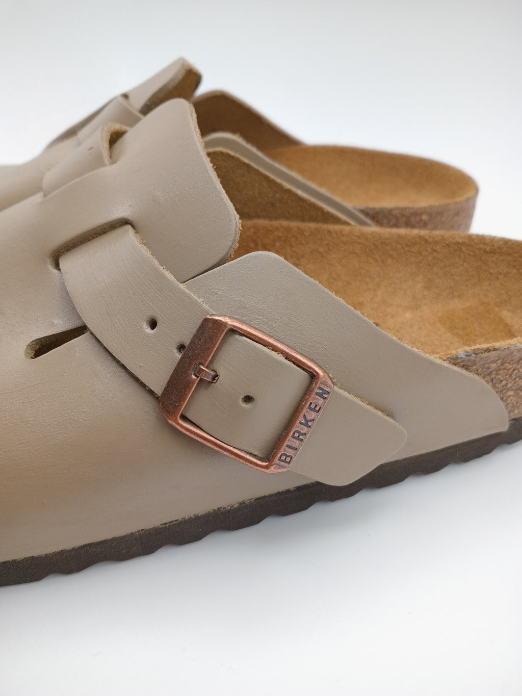 Sapatos Birkenstock Boston Bege casuais de camurça com fivela ajustável, socos confortáveis com sola de cortiça ergonómica, calçado unissexo estilo clássico para uso diário