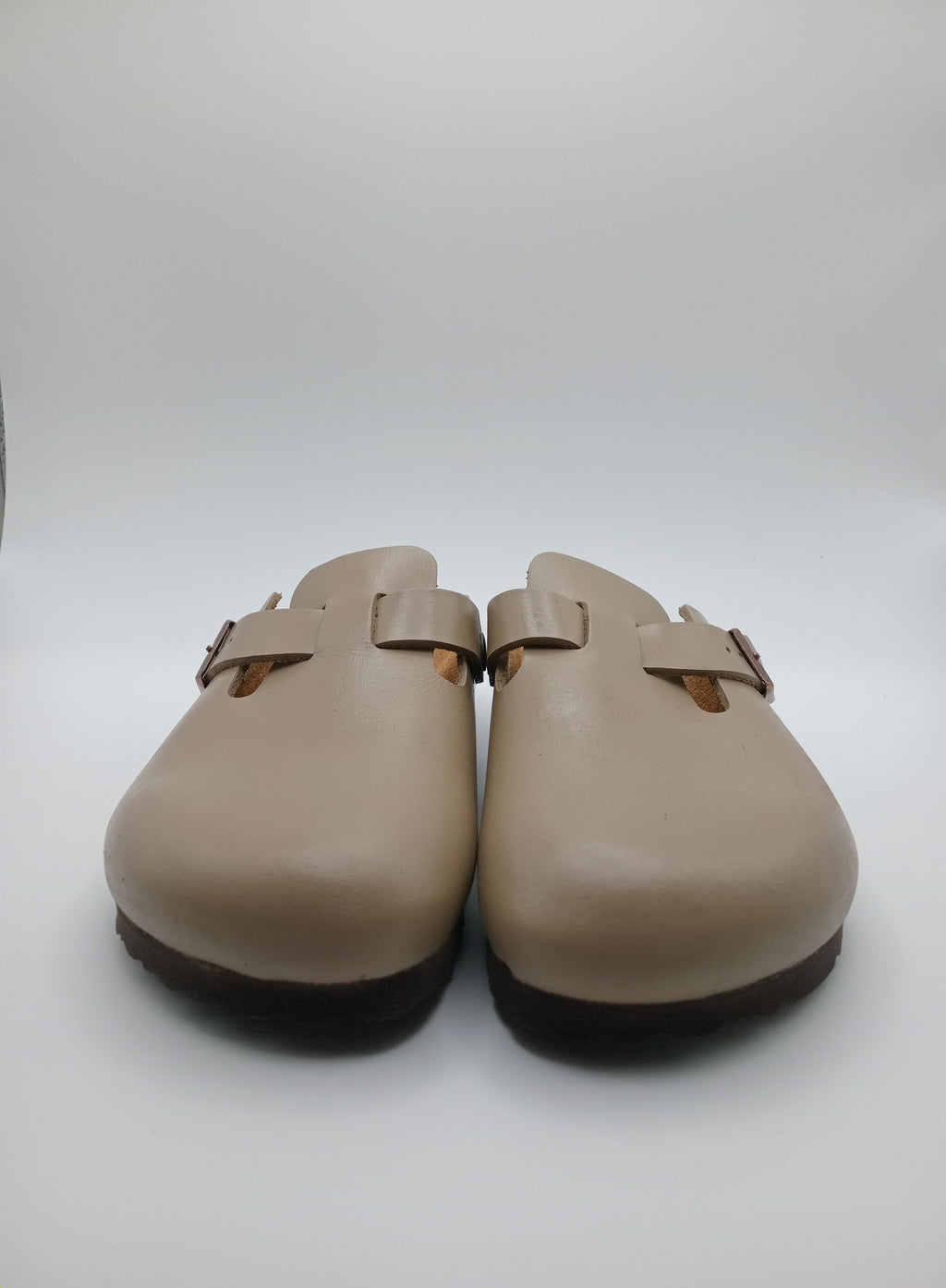 Sapatos Birkenstock Boston Bege casuais de camurça com fivela ajustável, socos confortáveis com sola de cortiça ergonómica, calçado unissexo estilo clássico para uso diário