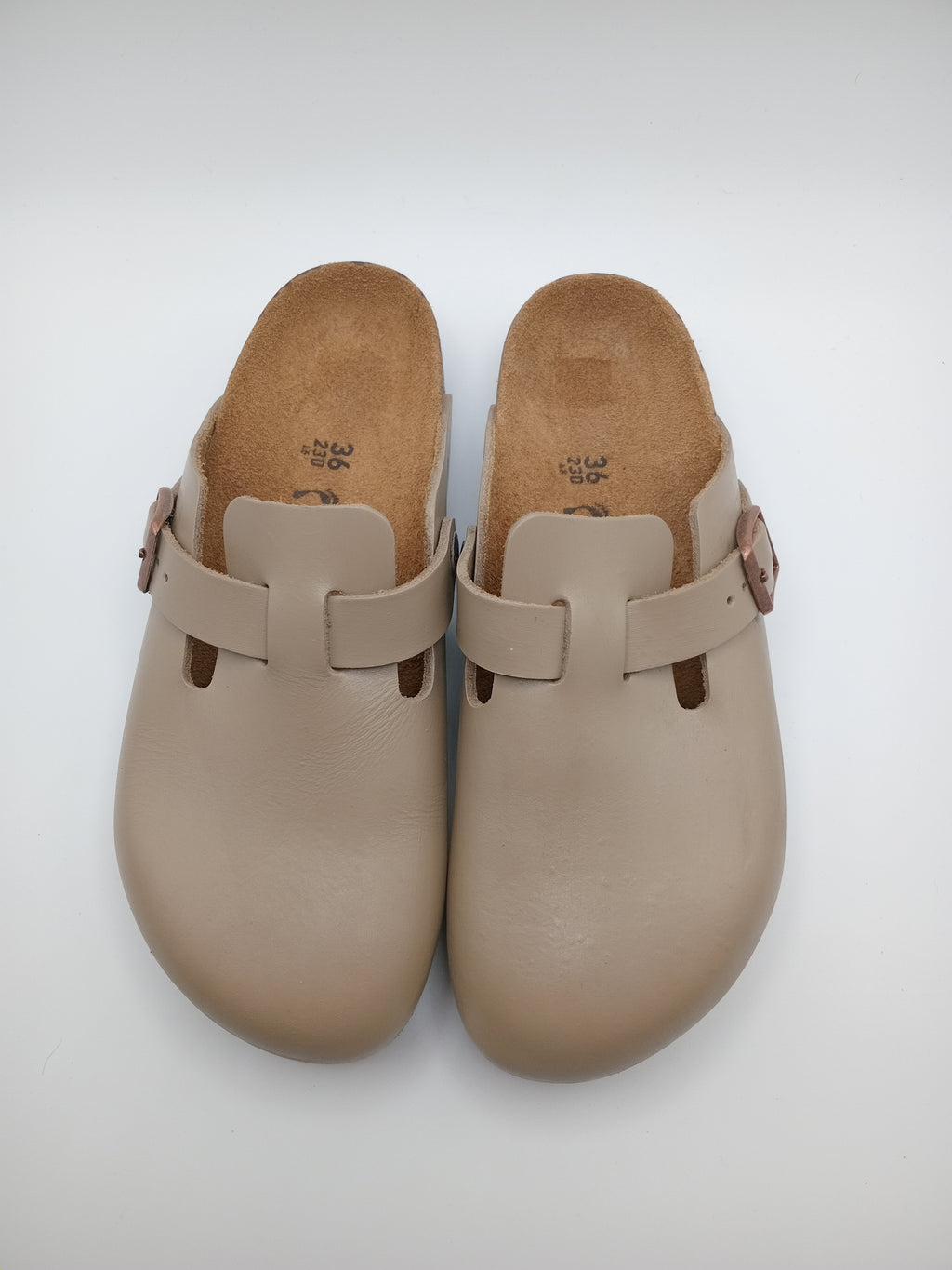 Sapatos Birkenstock Boston Bege casuais de camurça com fivela ajustável, socos confortáveis com sola de cortiça ergonómica, calçado unissexo estilo clássico para uso diário