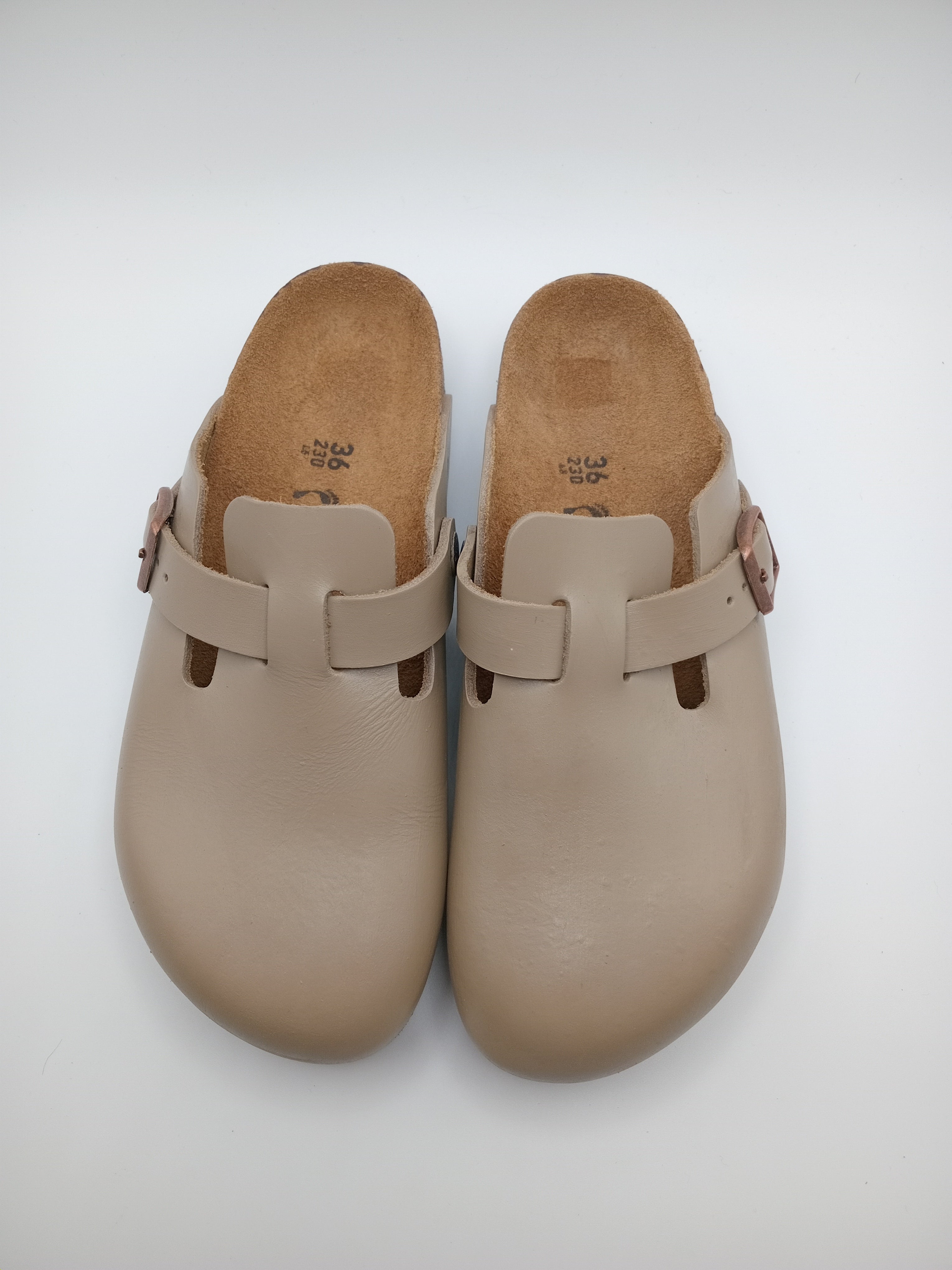 Sapatos Birkenstock Boston Bege casuais de camurça com fivela ajustável, socos confortáveis com sola de cortiça ergonómica, calçado unissexo estilo clássico para uso diário